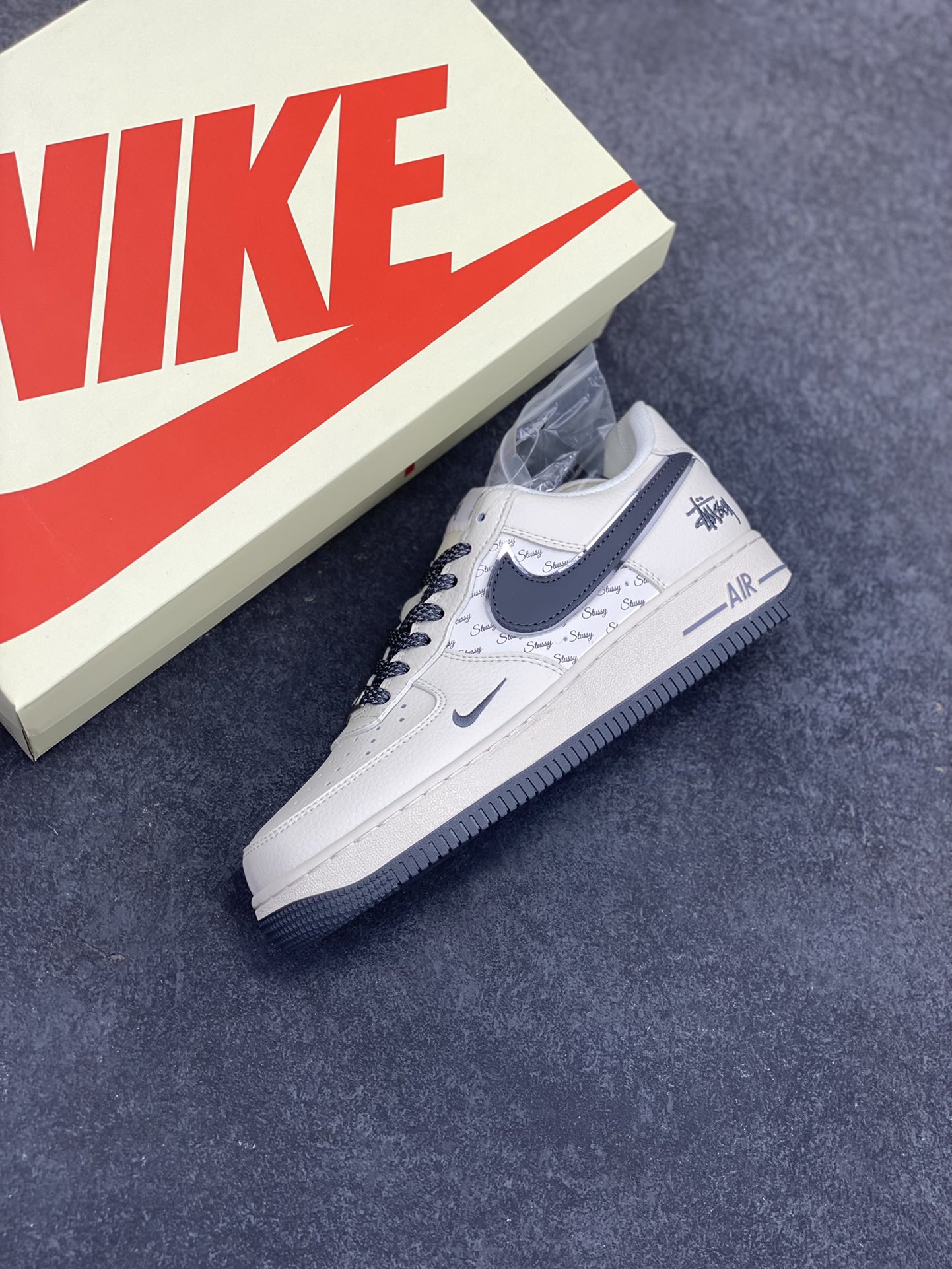 图片[7]-NIke Air Force 1 \’07 Low “斯图西联名–灰英文拼接”空军一号 低帮 运动鞋 休闲鞋 折边针车 工艺难度大 原楦头原纸板 原装鞋盒 定制五金配件 内置全掌气垫 原厂鞋底 货号：XZ3328-536 尺码：36 36.5 37.5 38 38.5 39 40 40.5 41 42 42.5 43 44 44.5 45-选品中心