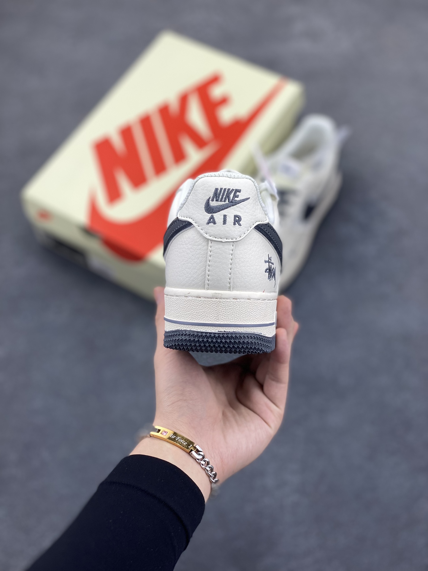 图片[4]-NIke Air Force 1 \’07 Low “斯图西联名–灰英文拼接”空军一号 低帮 运动鞋 休闲鞋 折边针车 工艺难度大 原楦头原纸板 原装鞋盒 定制五金配件 内置全掌气垫 原厂鞋底 货号：XZ3328-536 尺码：36 36.5 37.5 38 38.5 39 40 40.5 41 42 42.5 43 44 44.5 45-选品中心