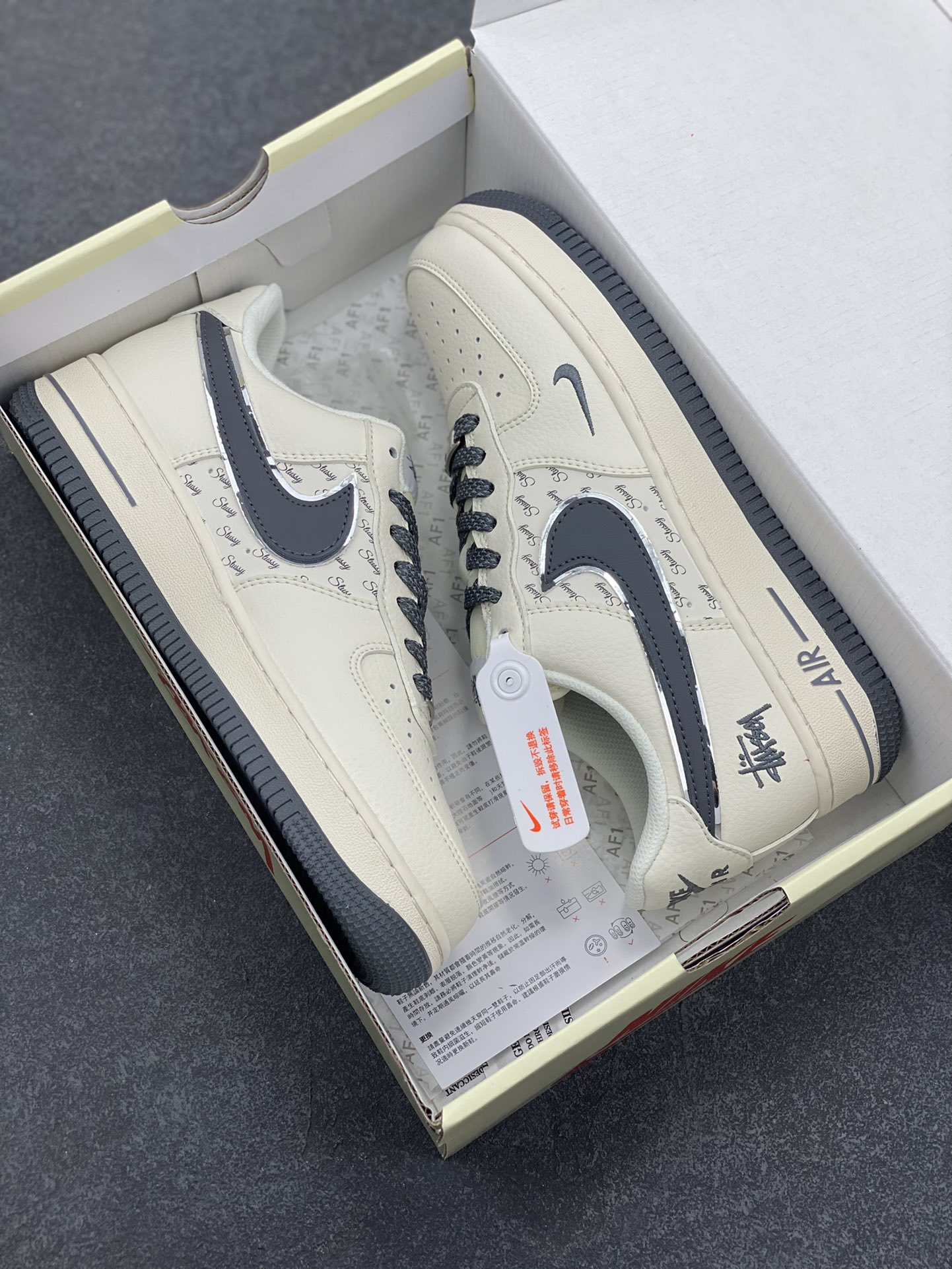 图片[9]-NIke Air Force 1 \’07 Low “斯图西联名–灰英文拼接”空军一号 低帮 运动鞋 休闲鞋 折边针车 工艺难度大 原楦头原纸板 原装鞋盒 定制五金配件 内置全掌气垫 原厂鞋底 货号：XZ3328-536 尺码：36 36.5 37.5 38 38.5 39 40 40.5 41 42 42.5 43 44 44.5 45-选品中心