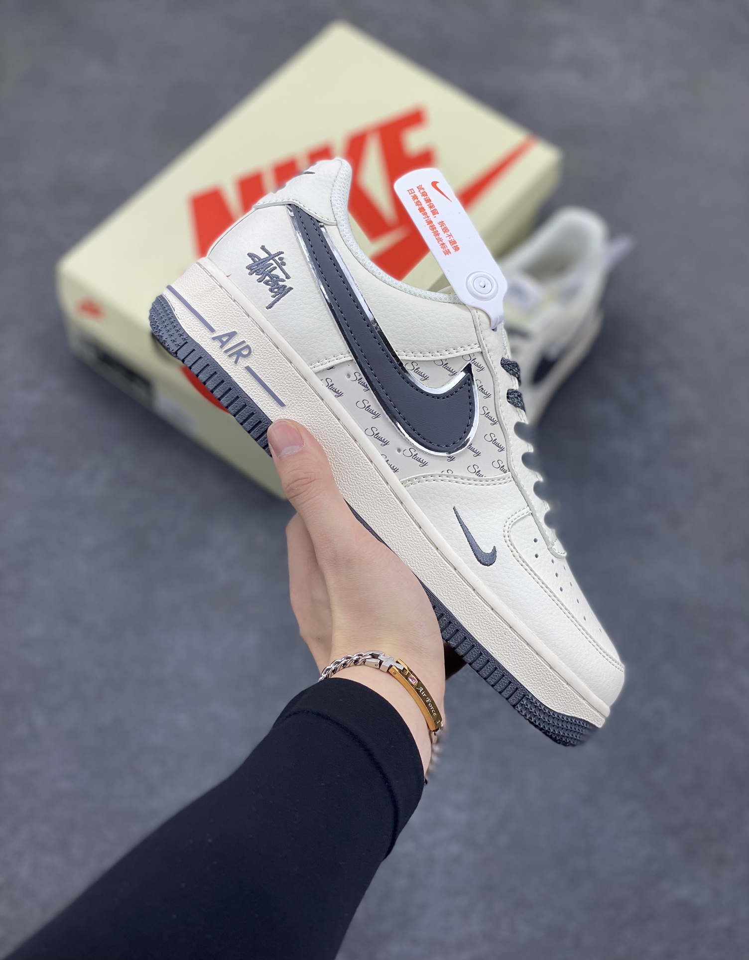 NIke Air Force 1 \’07 Low “斯图西联名–灰英文拼接”空军一号 低帮 运动鞋 休闲鞋 折边针车 工艺难度大 原楦头原纸板 原装鞋盒 定制五金配件 内置全掌气垫 原厂鞋底 货号:XZ3328-536 尺码:36 36.5 37.5 38 38.5 39 40 40.5 41 42 42.5 43 44 44.5 45-选品中心