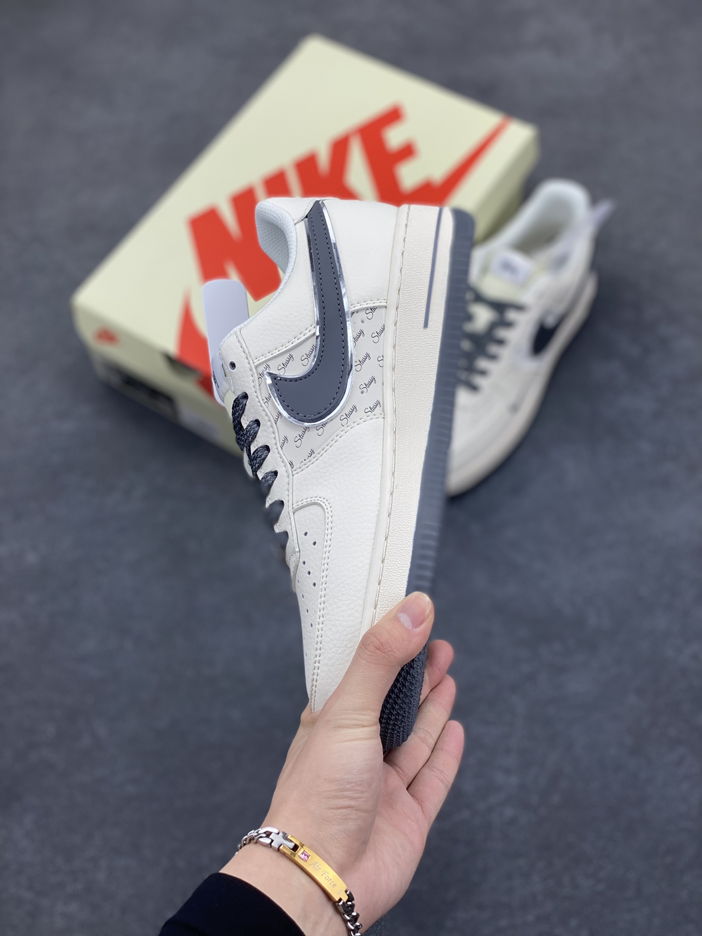 图片[3]-NIke Air Force 1 \’07 Low “斯图西联名–灰英文拼接”空军一号 低帮 运动鞋 休闲鞋 折边针车 工艺难度大 原楦头原纸板 原装鞋盒 定制五金配件 内置全掌气垫 原厂鞋底 货号：XZ3328-536 尺码：36 36.5 37.5 38 38.5 39 40 40.5 41 42 42.5 43 44 44.5 45-选品中心