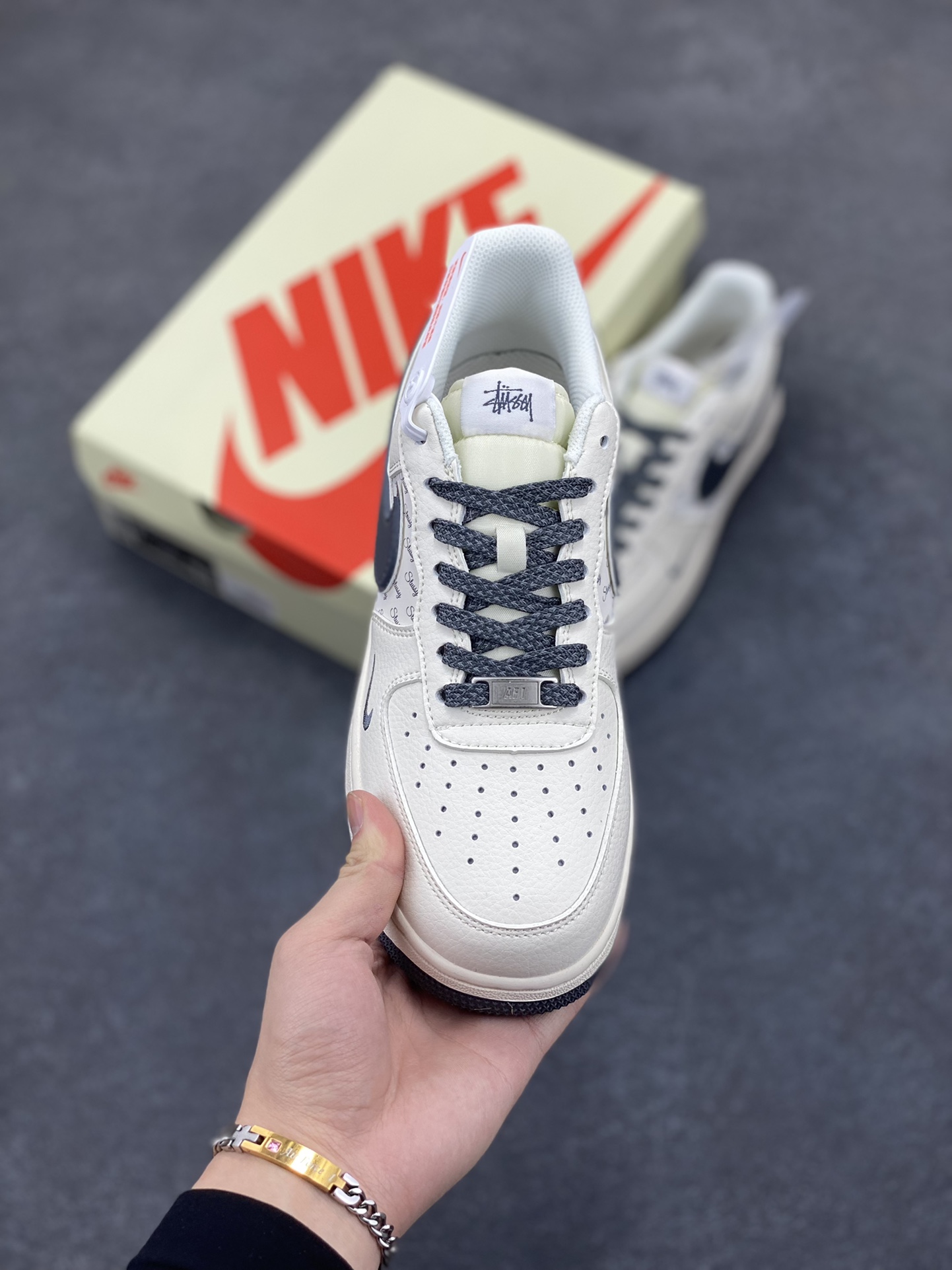 图片[2]-NIke Air Force 1 \’07 Low “斯图西联名–灰英文拼接”空军一号 低帮 运动鞋 休闲鞋 折边针车 工艺难度大 原楦头原纸板 原装鞋盒 定制五金配件 内置全掌气垫 原厂鞋底 货号：XZ3328-536 尺码：36 36.5 37.5 38 38.5 39 40 40.5 41 42 42.5 43 44 44.5 45-选品中心