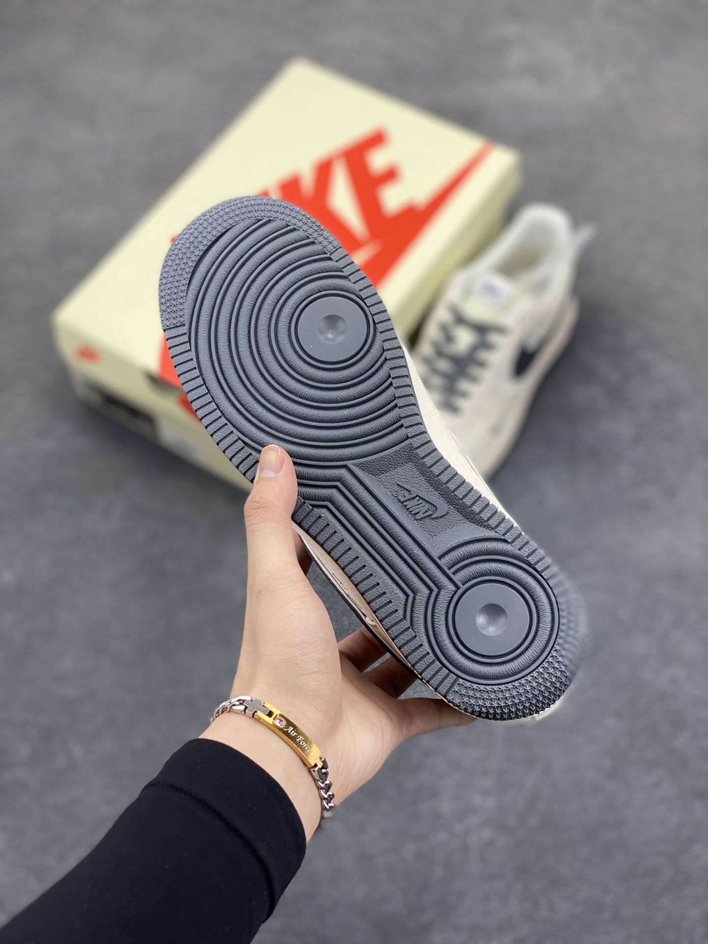 图片[5]-NIke Air Force 1 \’07 Low “斯图西联名–灰英文拼接”空军一号 低帮 运动鞋 休闲鞋 折边针车 工艺难度大 原楦头原纸板 原装鞋盒 定制五金配件 内置全掌气垫 原厂鞋底 货号：XZ3328-536 尺码：36 36.5 37.5 38 38.5 39 40 40.5 41 42 42.5 43 44 44.5 45-选品中心