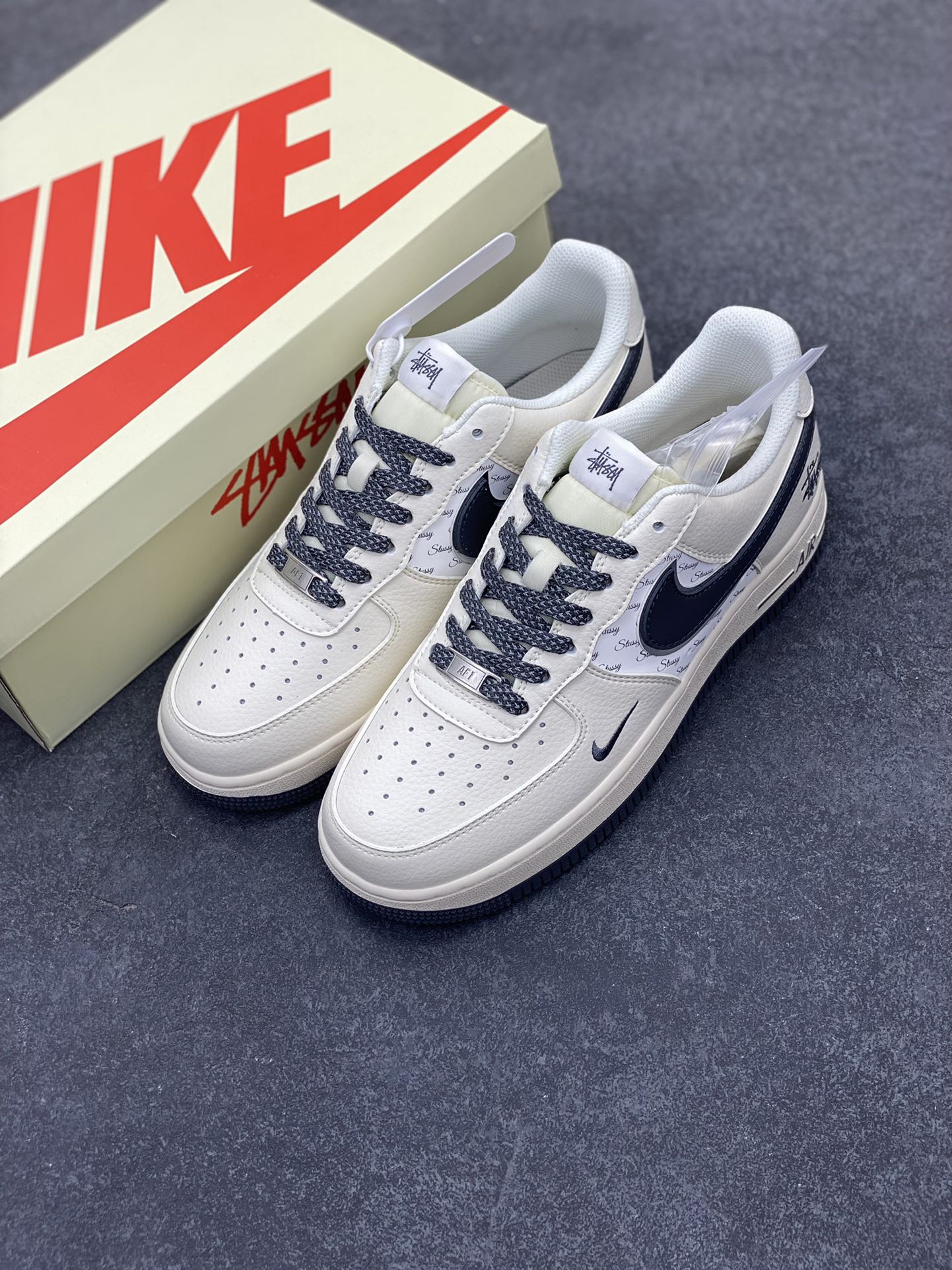 图片[8]-NIke Air Force 1 \’07 Low “斯图西联名–灰英文拼接”空军一号 低帮 运动鞋 休闲鞋 折边针车 工艺难度大 原楦头原纸板 原装鞋盒 定制五金配件 内置全掌气垫 原厂鞋底 货号：XZ3328-536 尺码：36 36.5 37.5 38 38.5 39 40 40.5 41 42 42.5 43 44 44.5 45-选品中心