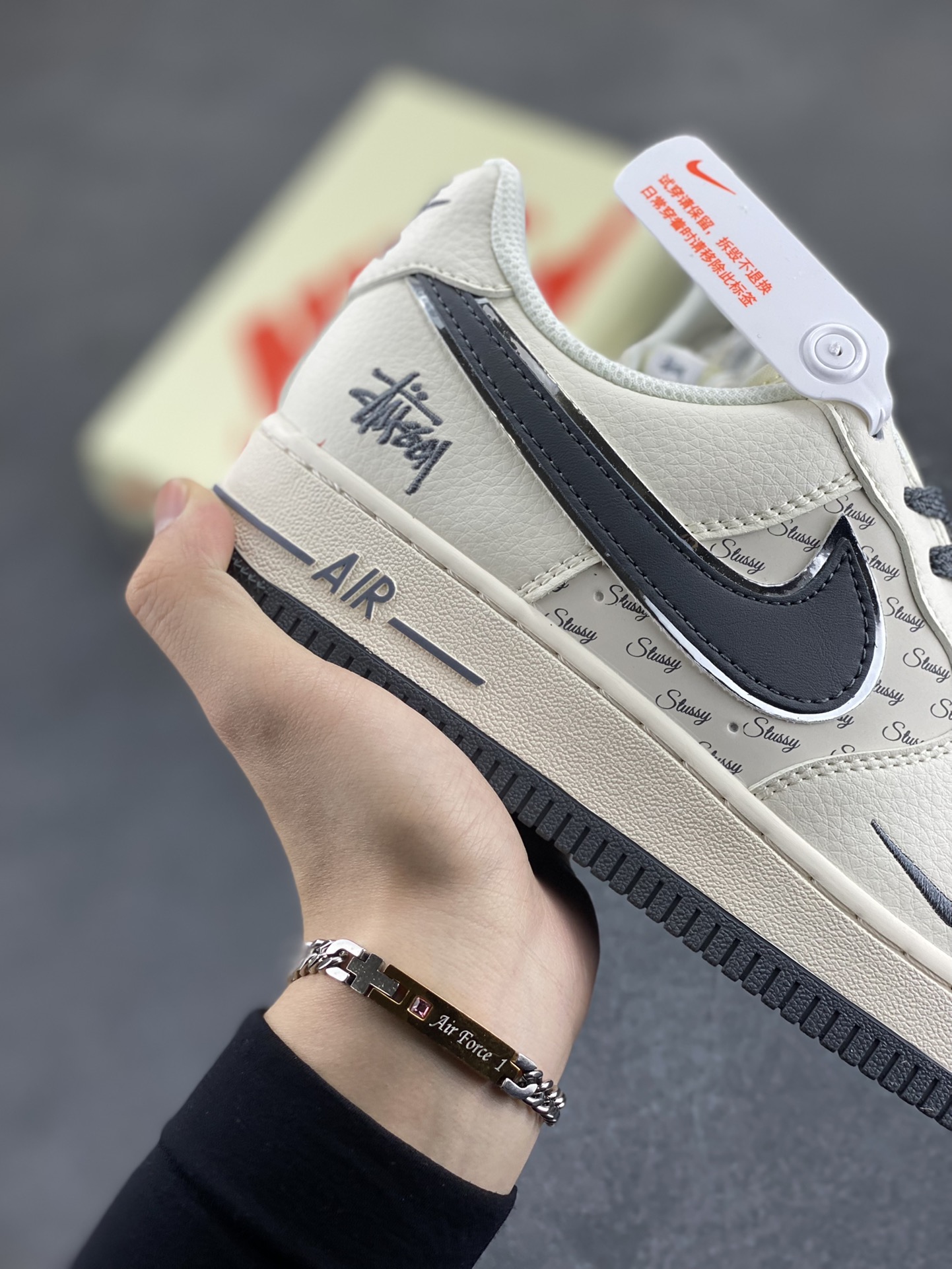 图片[6]-NIke Air Force 1 \’07 Low “斯图西联名–灰英文拼接”空军一号 低帮 运动鞋 休闲鞋 折边针车 工艺难度大 原楦头原纸板 原装鞋盒 定制五金配件 内置全掌气垫 原厂鞋底 货号：XZ3328-536 尺码：36 36.5 37.5 38 38.5 39 40 40.5 41 42 42.5 43 44 44.5 45-选品中心