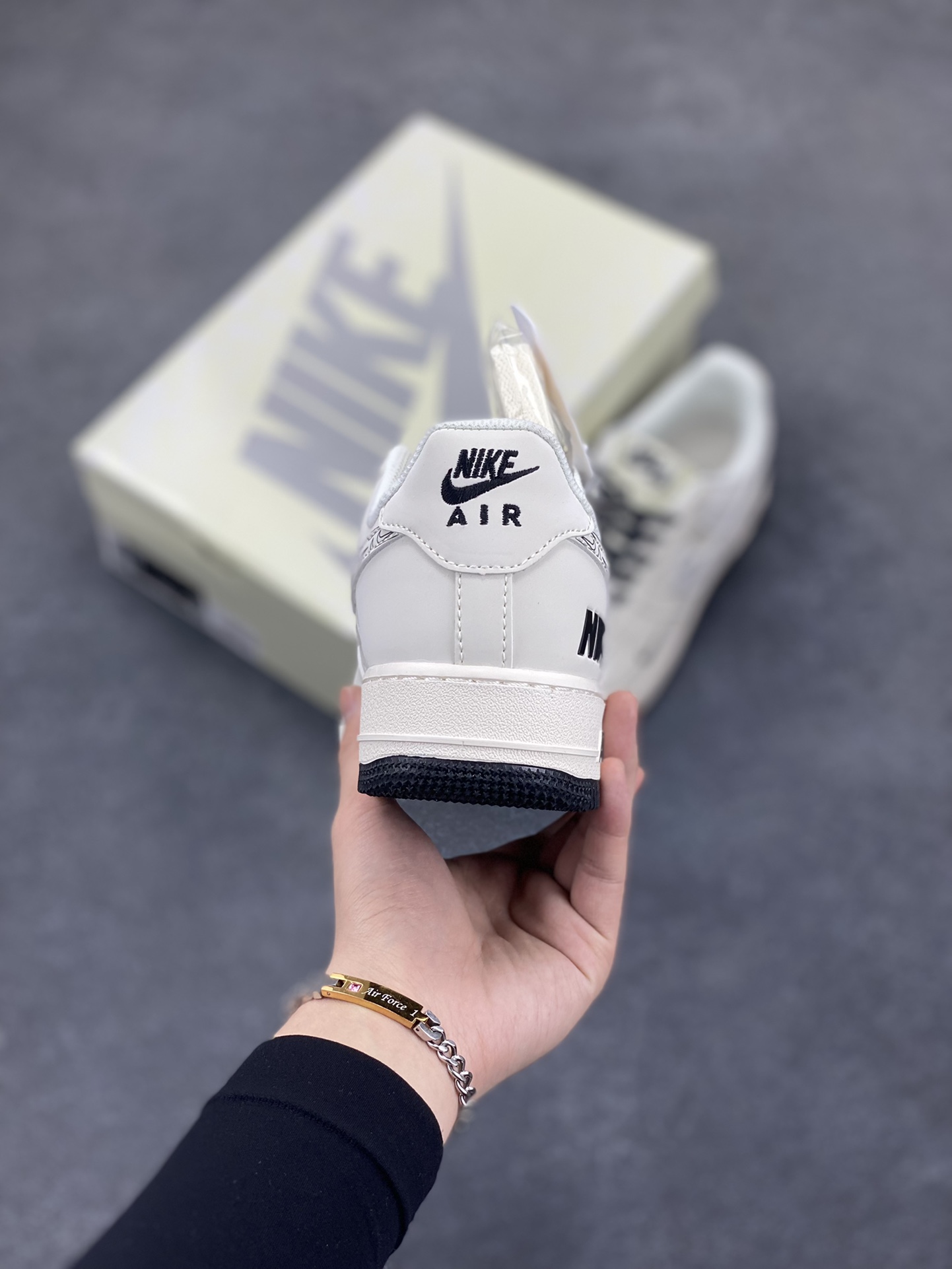 图片[4]-NIke Air Force 1 \’07 Low “NIKE联名——米黑多小勾”空军一号 低帮 运动鞋 休闲鞋 折边针车 工艺难度大 原楦头原纸板 原装鞋盒 定制五金配件 内置全掌气垫 原厂鞋底 货号：HH7518-046 尺码：36 36.5 37.5 38 38.5 39 40 40.5 41 42 42.5 43 44 44.5 45-选品中心