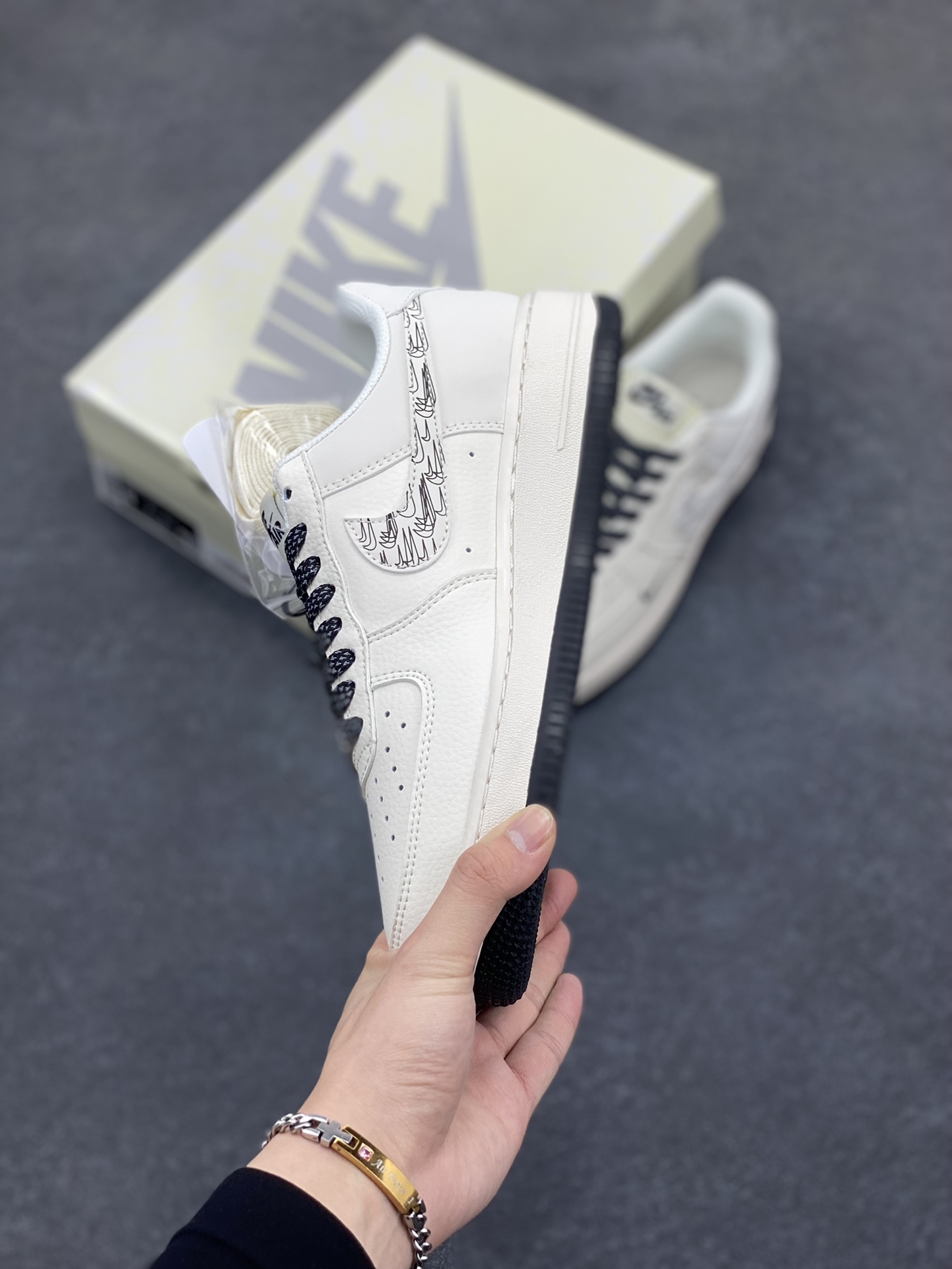 图片[3]-NIke Air Force 1 \’07 Low “NIKE联名——米黑多小勾”空军一号 低帮 运动鞋 休闲鞋 折边针车 工艺难度大 原楦头原纸板 原装鞋盒 定制五金配件 内置全掌气垫 原厂鞋底 货号：HH7518-046 尺码：36 36.5 37.5 38 38.5 39 40 40.5 41 42 42.5 43 44 44.5 45-选品中心