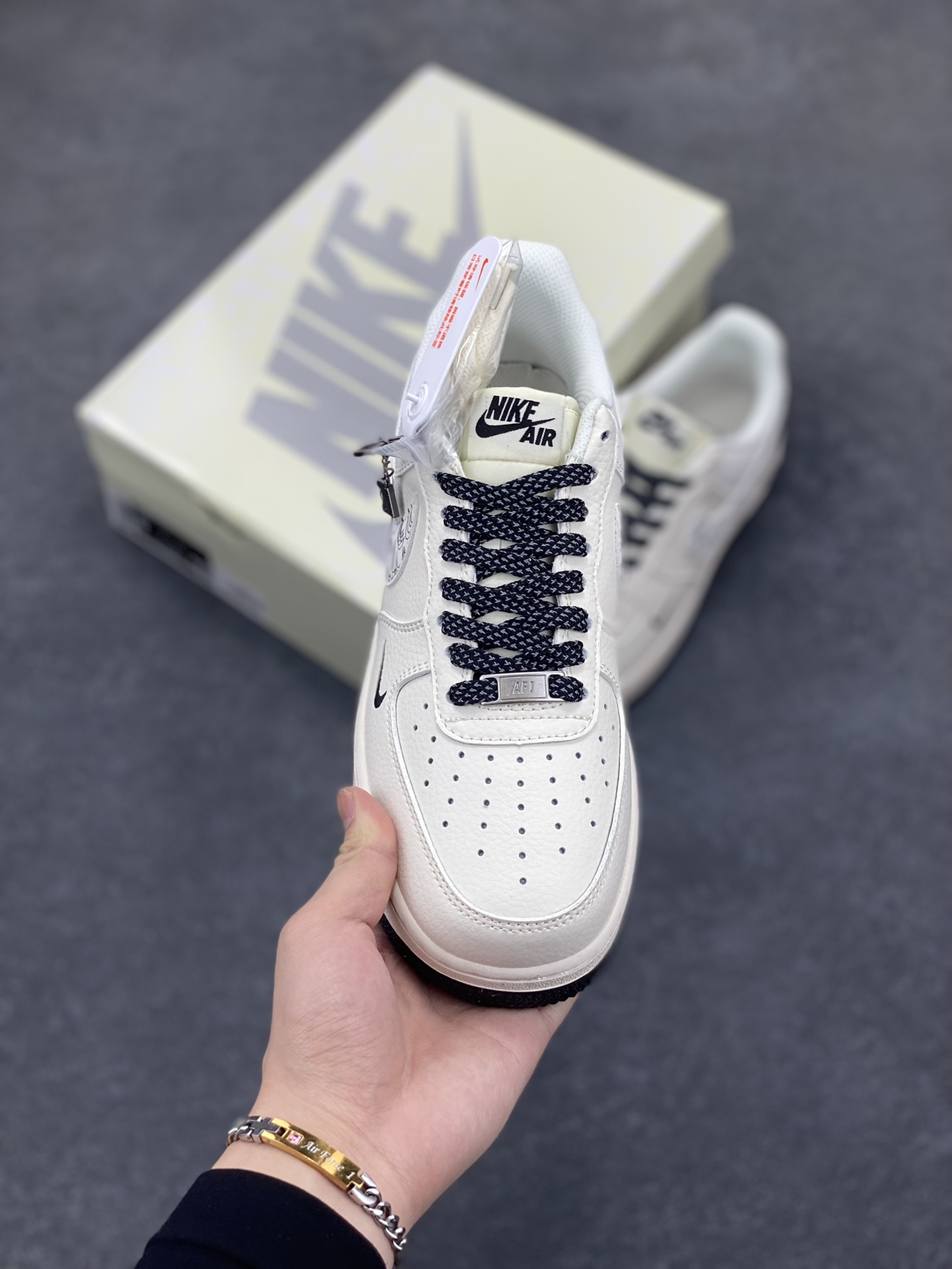 图片[2]-NIke Air Force 1 \’07 Low “NIKE联名——米黑多小勾”空军一号 低帮 运动鞋 休闲鞋 折边针车 工艺难度大 原楦头原纸板 原装鞋盒 定制五金配件 内置全掌气垫 原厂鞋底 货号：HH7518-046 尺码：36 36.5 37.5 38 38.5 39 40 40.5 41 42 42.5 43 44 44.5 45-选品中心
