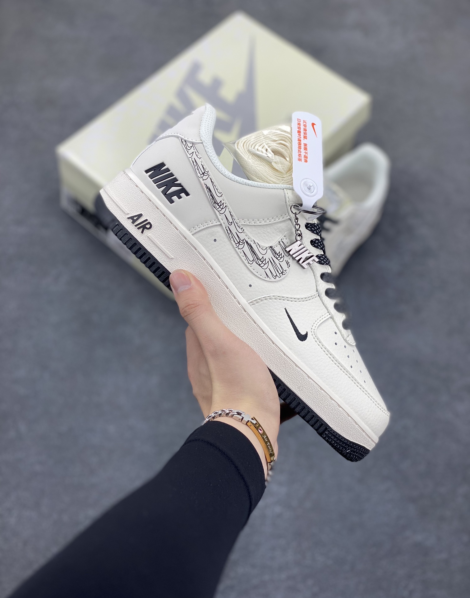 NIke Air Force 1 \'07 Low “NIKE联名——米黑多小勾”空军一号 低帮 运动鞋 休闲鞋 折边针车 工艺难度大 原楦头原纸板 原装鞋盒 定制五金配件 内置全掌气垫 原厂鞋底 货号：HH7518-046 尺码：36 36.5 37.5 38 38.5 39 40 40.5 41 42 42.5 43 44 44.5 45-选品中心