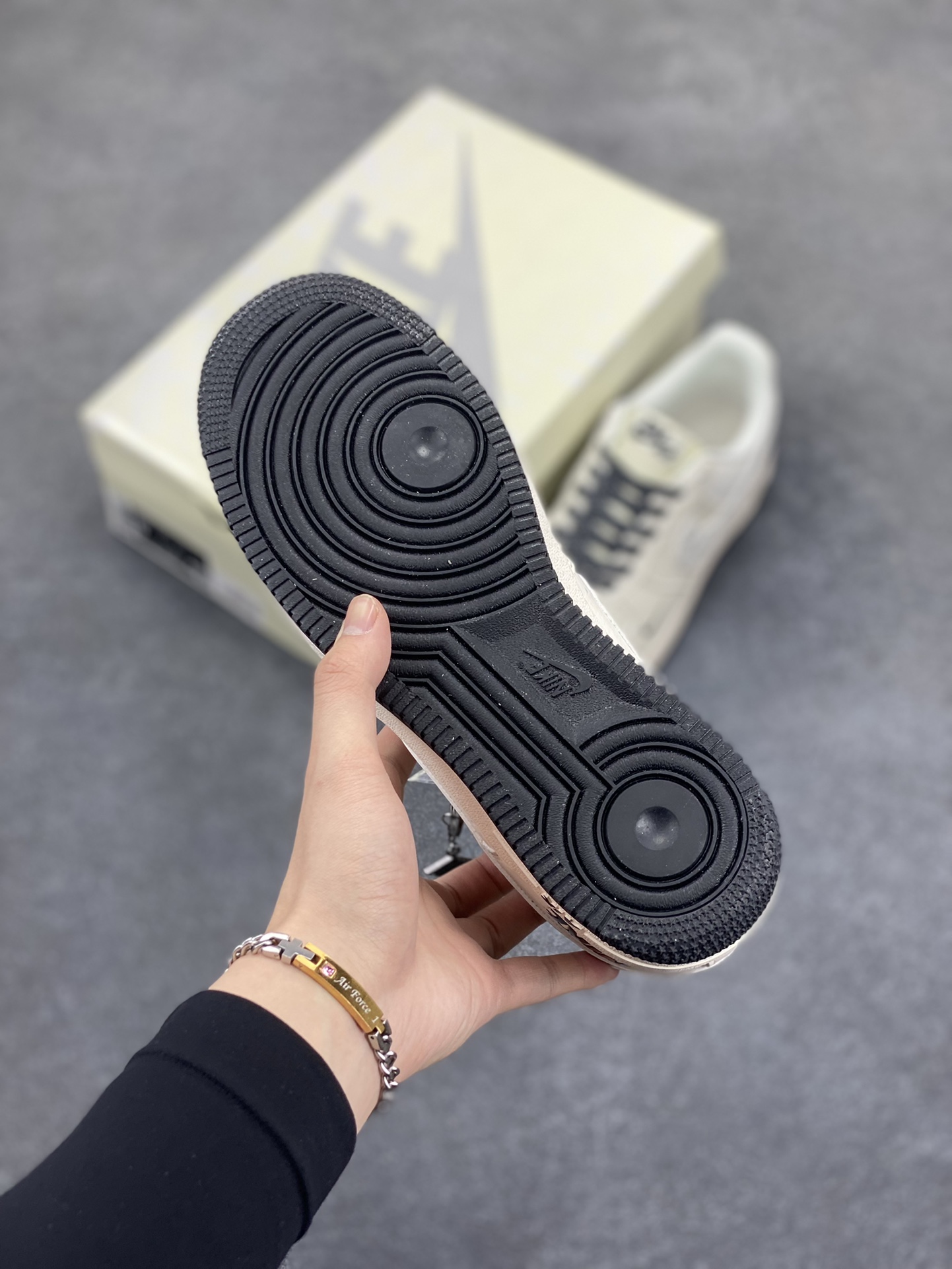 图片[5]-NIke Air Force 1 \’07 Low “NIKE联名——米黑多小勾”空军一号 低帮 运动鞋 休闲鞋 折边针车 工艺难度大 原楦头原纸板 原装鞋盒 定制五金配件 内置全掌气垫 原厂鞋底 货号：HH7518-046 尺码：36 36.5 37.5 38 38.5 39 40 40.5 41 42 42.5 43 44 44.5 45-选品中心