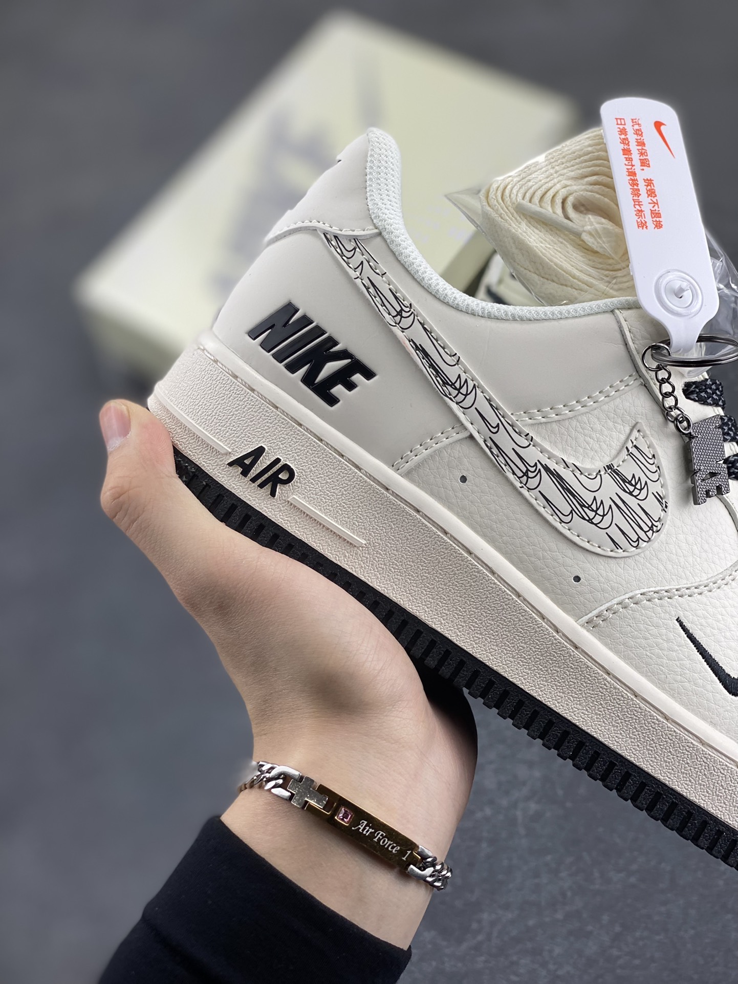 图片[6]-NIke Air Force 1 \’07 Low “NIKE联名——米黑多小勾”空军一号 低帮 运动鞋 休闲鞋 折边针车 工艺难度大 原楦头原纸板 原装鞋盒 定制五金配件 内置全掌气垫 原厂鞋底 货号：HH7518-046 尺码：36 36.5 37.5 38 38.5 39 40 40.5 41 42 42.5 43 44 44.5 45-选品中心