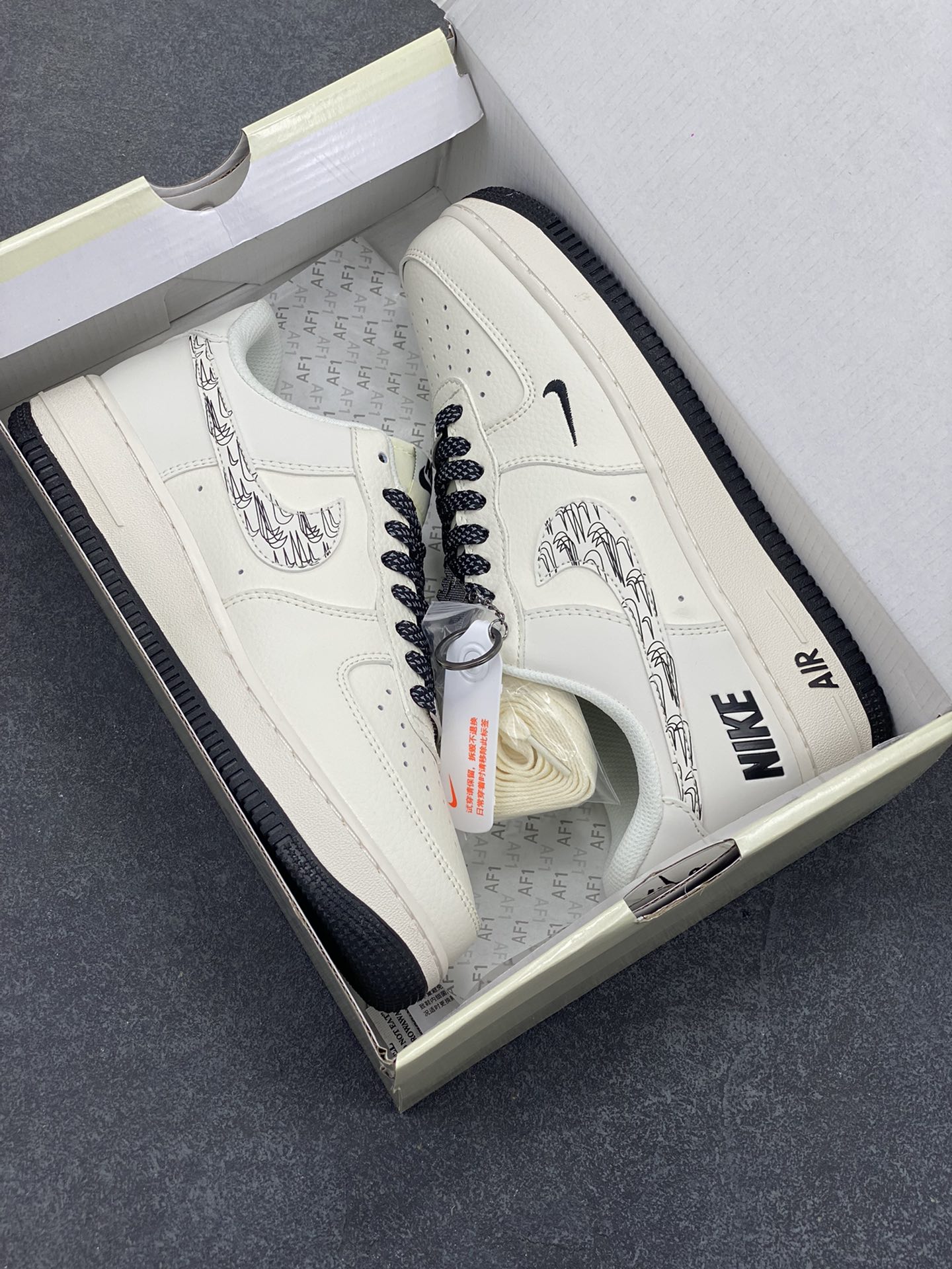 图片[9]-NIke Air Force 1 \’07 Low “NIKE联名——米黑多小勾”空军一号 低帮 运动鞋 休闲鞋 折边针车 工艺难度大 原楦头原纸板 原装鞋盒 定制五金配件 内置全掌气垫 原厂鞋底 货号：HH7518-046 尺码：36 36.5 37.5 38 38.5 39 40 40.5 41 42 42.5 43 44 44.5 45-选品中心