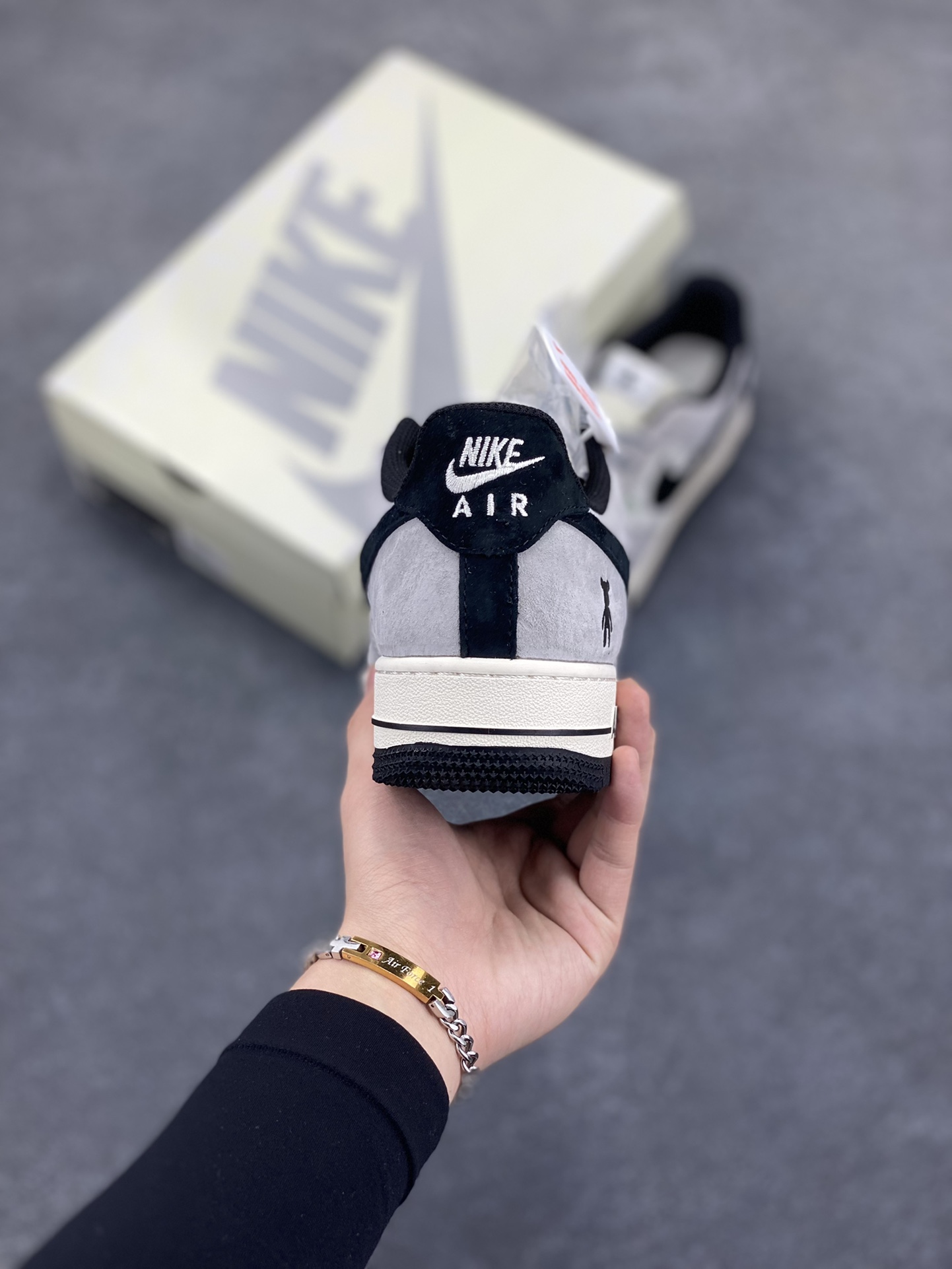 图片[4]-NIke Air Force 1 \’07 Low “暴力熊联名–灰黑印花”空军一号 低帮 运动鞋 休闲鞋 折边针车 工艺难度大 原楦头原纸板 原装鞋盒 定制五金配件 内置全掌气垫 原厂鞋底 货号：SJ9188-002 尺码：36 36.5 37.5 38 38.5 39 40 40.5 41 42 42.5 43 44 44.5 45-选品中心