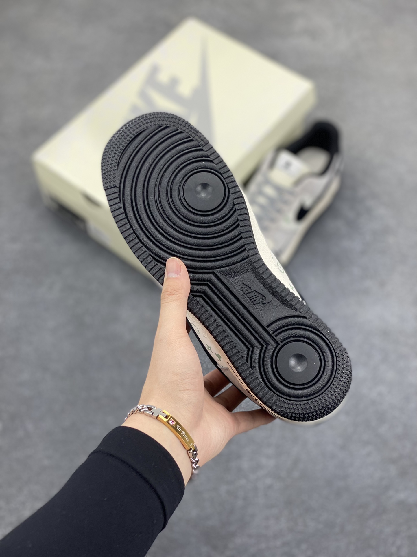 图片[5]-NIke Air Force 1 \’07 Low “暴力熊联名–灰黑印花”空军一号 低帮 运动鞋 休闲鞋 折边针车 工艺难度大 原楦头原纸板 原装鞋盒 定制五金配件 内置全掌气垫 原厂鞋底 货号：SJ9188-002 尺码：36 36.5 37.5 38 38.5 39 40 40.5 41 42 42.5 43 44 44.5 45-选品中心