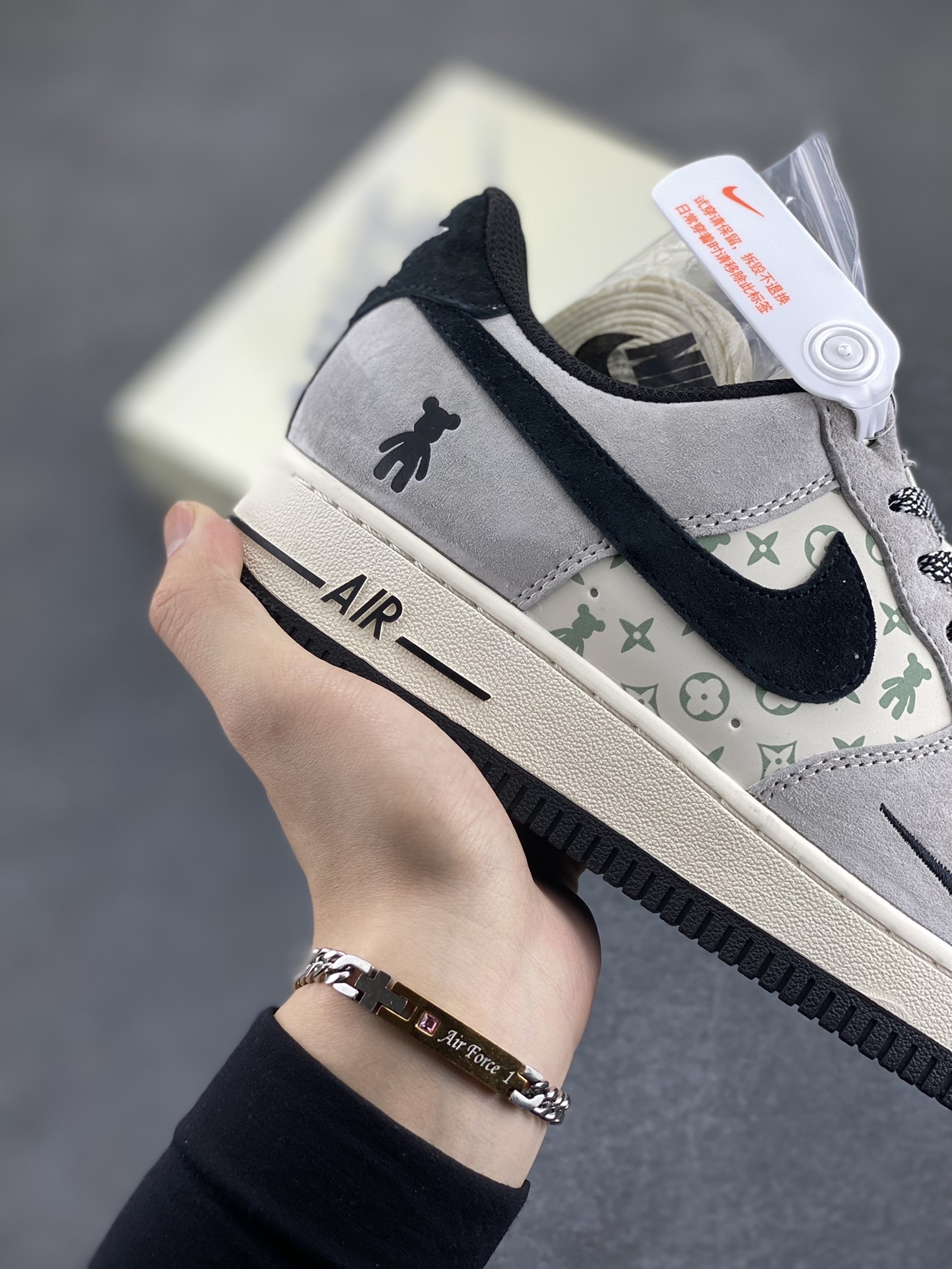 图片[6]-NIke Air Force 1 \’07 Low “暴力熊联名–灰黑印花”空军一号 低帮 运动鞋 休闲鞋 折边针车 工艺难度大 原楦头原纸板 原装鞋盒 定制五金配件 内置全掌气垫 原厂鞋底 货号：SJ9188-002 尺码：36 36.5 37.5 38 38.5 39 40 40.5 41 42 42.5 43 44 44.5 45-选品中心