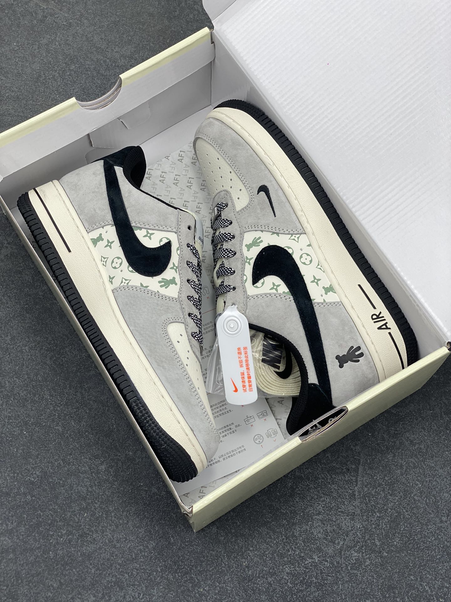 图片[9]-NIke Air Force 1 \’07 Low “暴力熊联名–灰黑印花”空军一号 低帮 运动鞋 休闲鞋 折边针车 工艺难度大 原楦头原纸板 原装鞋盒 定制五金配件 内置全掌气垫 原厂鞋底 货号：SJ9188-002 尺码：36 36.5 37.5 38 38.5 39 40 40.5 41 42 42.5 43 44 44.5 45-选品中心