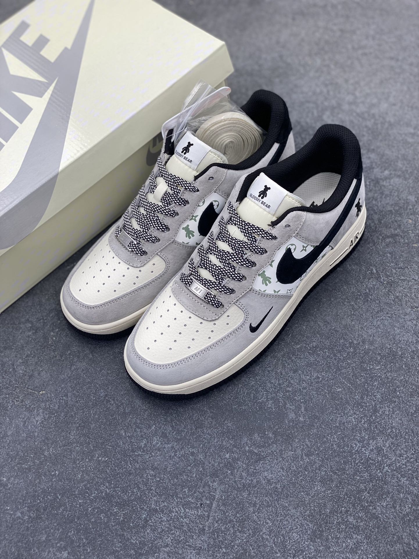 图片[8]-NIke Air Force 1 \’07 Low “暴力熊联名–灰黑印花”空军一号 低帮 运动鞋 休闲鞋 折边针车 工艺难度大 原楦头原纸板 原装鞋盒 定制五金配件 内置全掌气垫 原厂鞋底 货号：SJ9188-002 尺码：36 36.5 37.5 38 38.5 39 40 40.5 41 42 42.5 43 44 44.5 45-选品中心