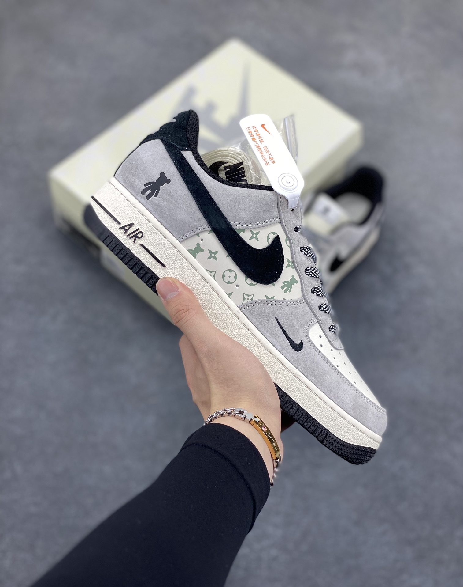 NIke Air Force 1 \'07 Low “暴力熊联名--灰黑印花”空军一号 低帮 运动鞋 休闲鞋 折边针车 工艺难度大 原楦头原纸板 原装鞋盒 定制五金配件 内置全掌气垫 原厂鞋底 货号：SJ9188-002 尺码：36 36.5 37.5 38 38.5 39 40 40.5 41 42 42.5 43 44 44.5 45-选品中心