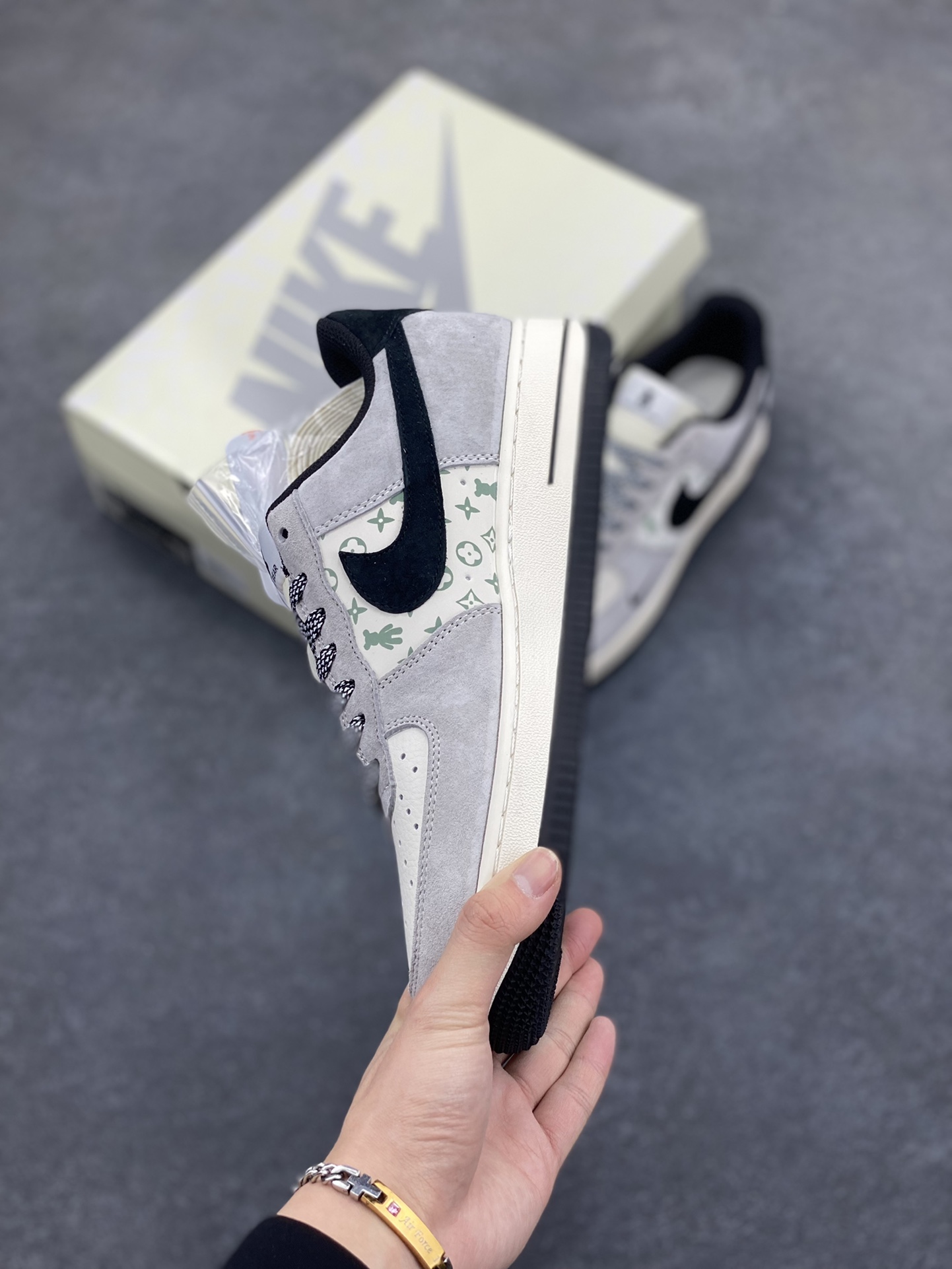 图片[3]-NIke Air Force 1 \’07 Low “暴力熊联名–灰黑印花”空军一号 低帮 运动鞋 休闲鞋 折边针车 工艺难度大 原楦头原纸板 原装鞋盒 定制五金配件 内置全掌气垫 原厂鞋底 货号：SJ9188-002 尺码：36 36.5 37.5 38 38.5 39 40 40.5 41 42 42.5 43 44 44.5 45-选品中心