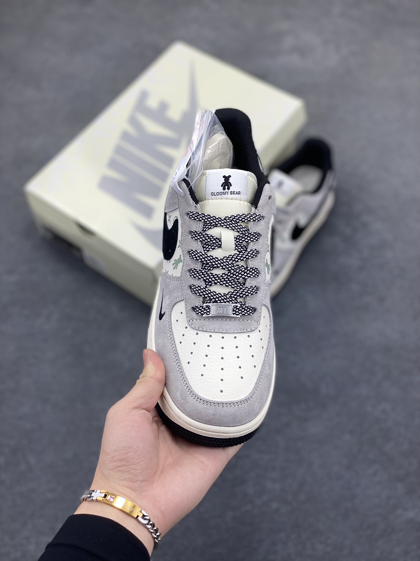 图片[2]-NIke Air Force 1 \’07 Low “暴力熊联名–灰黑印花”空军一号 低帮 运动鞋 休闲鞋 折边针车 工艺难度大 原楦头原纸板 原装鞋盒 定制五金配件 内置全掌气垫 原厂鞋底 货号：SJ9188-002 尺码：36 36.5 37.5 38 38.5 39 40 40.5 41 42 42.5 43 44 44.5 45-选品中心