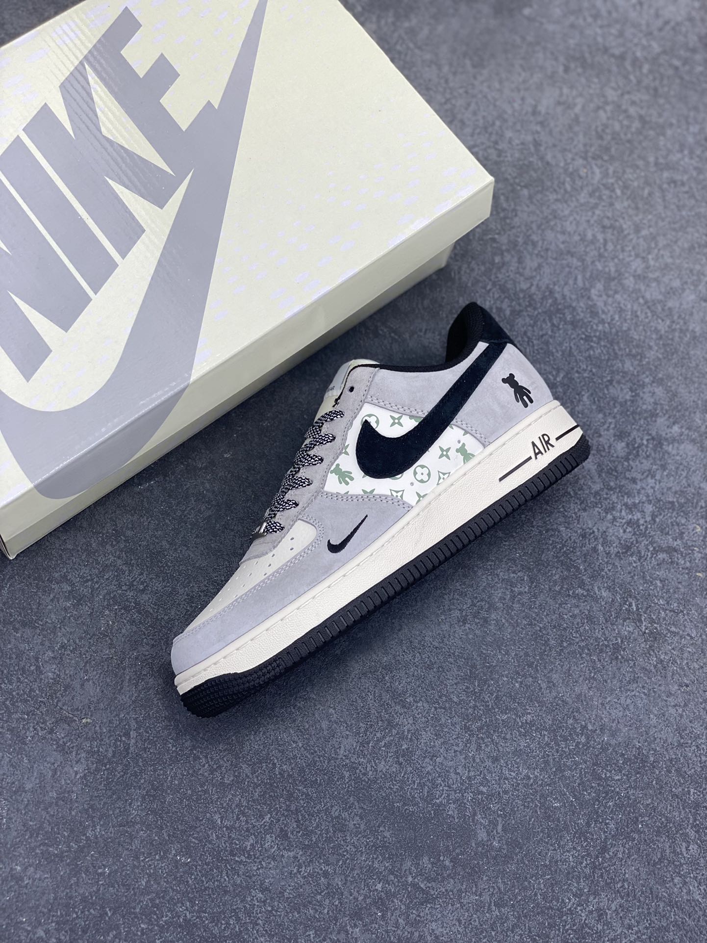 图片[7]-NIke Air Force 1 \’07 Low “暴力熊联名–灰黑印花”空军一号 低帮 运动鞋 休闲鞋 折边针车 工艺难度大 原楦头原纸板 原装鞋盒 定制五金配件 内置全掌气垫 原厂鞋底 货号：SJ9188-002 尺码：36 36.5 37.5 38 38.5 39 40 40.5 41 42 42.5 43 44 44.5 45-选品中心