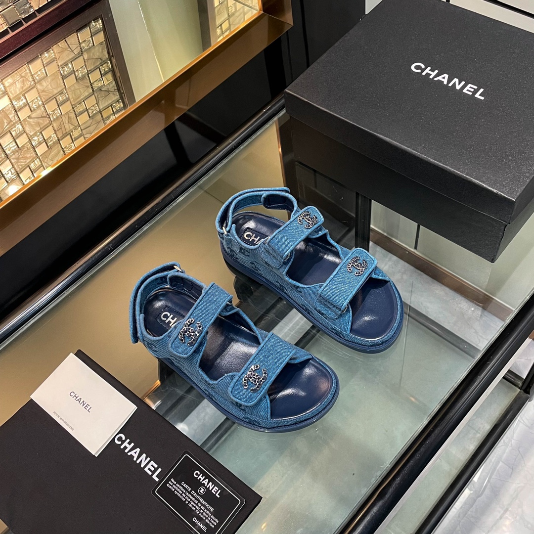 NO:232843,C home Velcro sandals top quality counter quality, one of the must-have classic models every year!  Xiaoxiang's different designs and buckles are matched with coarse plaid design, which further highlights the texture and taste~ All materials are customized according to the original version!  Gradient color diamonds, upper 3D printed denim, inner footbed imported sheepskin, outsole PU midsole table, rubber outsole size 35-40, slippers sandals, chanel, sandals, slippers, sheepskin19860909C家魔术贴凉鞋顶级专柜品质 每年必入的经典款之一！小香不同设计扣饰搭配设计 粗格纹设计,更加彰显质感和品味～所有材质都根据原版定制！渐变彩钻 鞋面3D打印牛仔布 内里垫脚进口羊皮 大底PU中底台,橡胶大底 35-40码,拖鞋凉鞋,chanel,sandals,slippers,sheepskin,Women's Shoes