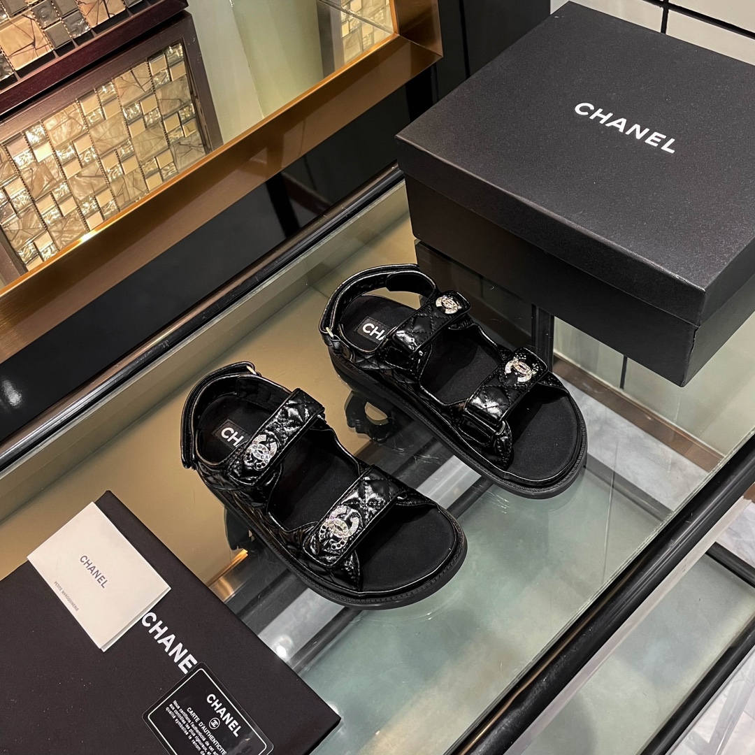 NO:232837,C home Velcro sandals top quality counter quality, one of the must-have classic models every year!  Xiaoxiang's different designs and buckles are matched with coarse plaid design, which further highlights the texture and taste~ All materials are customized according to the original version!  Gradient colored diamonds, imported cowhide, oily leather, inner foot pads, imported reverse velvet, outsole PU midsole table, rubber outsole size 35-40, slippers sandals, chanel, sandals, slippers, cowhide19860909C家魔术贴凉鞋顶级专柜品质 每年必入的经典款之一！小香不同设计扣饰搭配设计 粗格纹设计,更加彰显质感和品味～所有材质都根据原版定制！渐变彩钻 鞋面进口牛皮,油皮 内里垫脚进口反绒 大底PU中底台,橡胶大底 35-40码,拖鞋凉鞋,chanel,sandals,slippers,cowhide,Women's Shoes