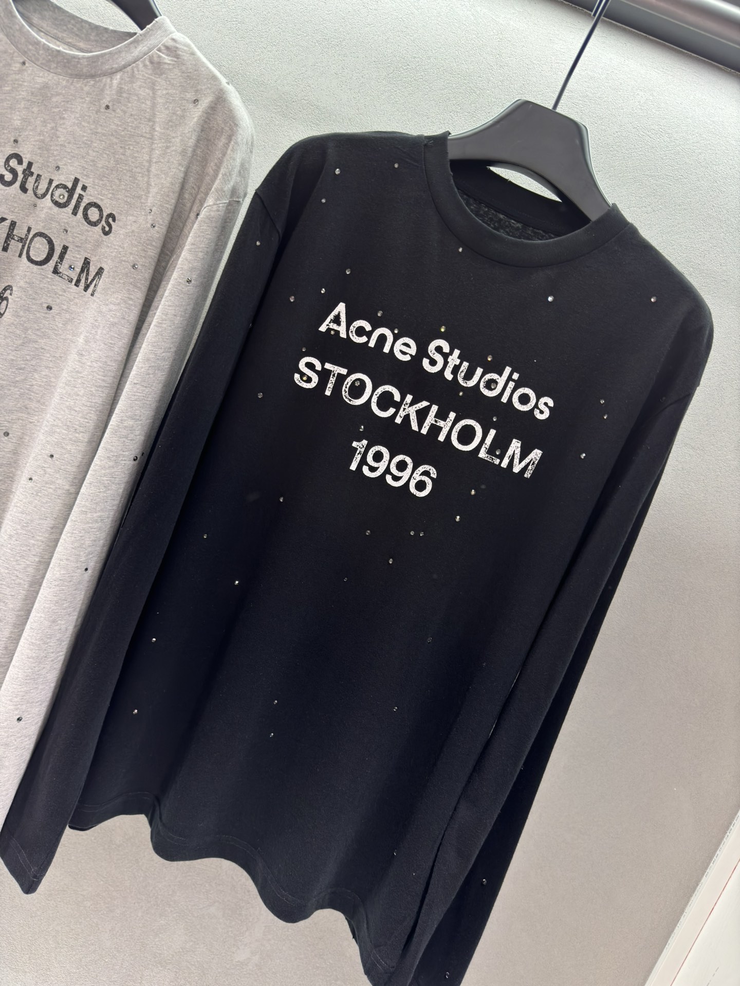 ～～～～。2025早春新款。～～～～
！Acn*，做旧长袖T恤，
钻钻星星点缀在做旧1996上，精致的慵