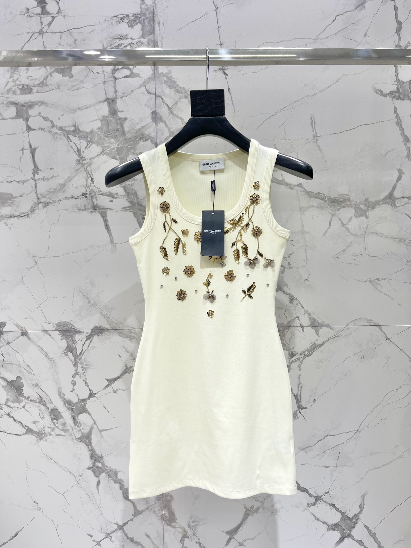 NO:923203,* Saint Laurent Heavy Industry Rhinestone Camisole Dress The rhinestones all over the skirt are deeply attractive!  Each one is like the brightest star in the night sky, shining with luxurious light, just like a walking Disney princess!  The details of this skirt are so perfect!  The rhinestones are densely inlaid but still exquisite. Every turn and every step is full of high-end and femininity~ The simple camisole style, paired with an A-line skirt, retains the classic French style of YSL without losing the sense of modern fashion. Whether you are attending a party or going out daily, you can easily become the center of attention!  The comfort level is also perfect!  The fabric is soft and skin-friendly, so you won't feel tired even if you wear it for a long time. It is simply a magical item that coexists with beauty and comfort!  Size; SML, Saint Laurent-clothing, saint laurent, saint laurent, skirts,19860909* 圣罗兰重工水钻吊带背心连衣裙 满裙的水钻深深吸引！每一颗都像是夜空中最亮的星,闪耀着奢华的光芒,简直是行走的迪士尼公主嘛！ 这裙子的细节处理得太到位了！水钻镶嵌得密密麻麻却又不失精致,每一个转身、每一步摇曳,都是满满的高级感与女人味～ 简约的吊带背心款式,搭配A字版型裙摆,既保留了YSL的经典法式风情,又不失现代时尚感.不管是参加派对还是日常出街,都能让你轻松成为焦点！ 舒适度也是满分！面料柔软亲肤,就算长时间穿着也不会觉得累.简直是美貌与舒适并存的神仙单品！ 码数；SML,圣罗兰-服装,saint laurent,saint laurent,skirts,,Women's clothing