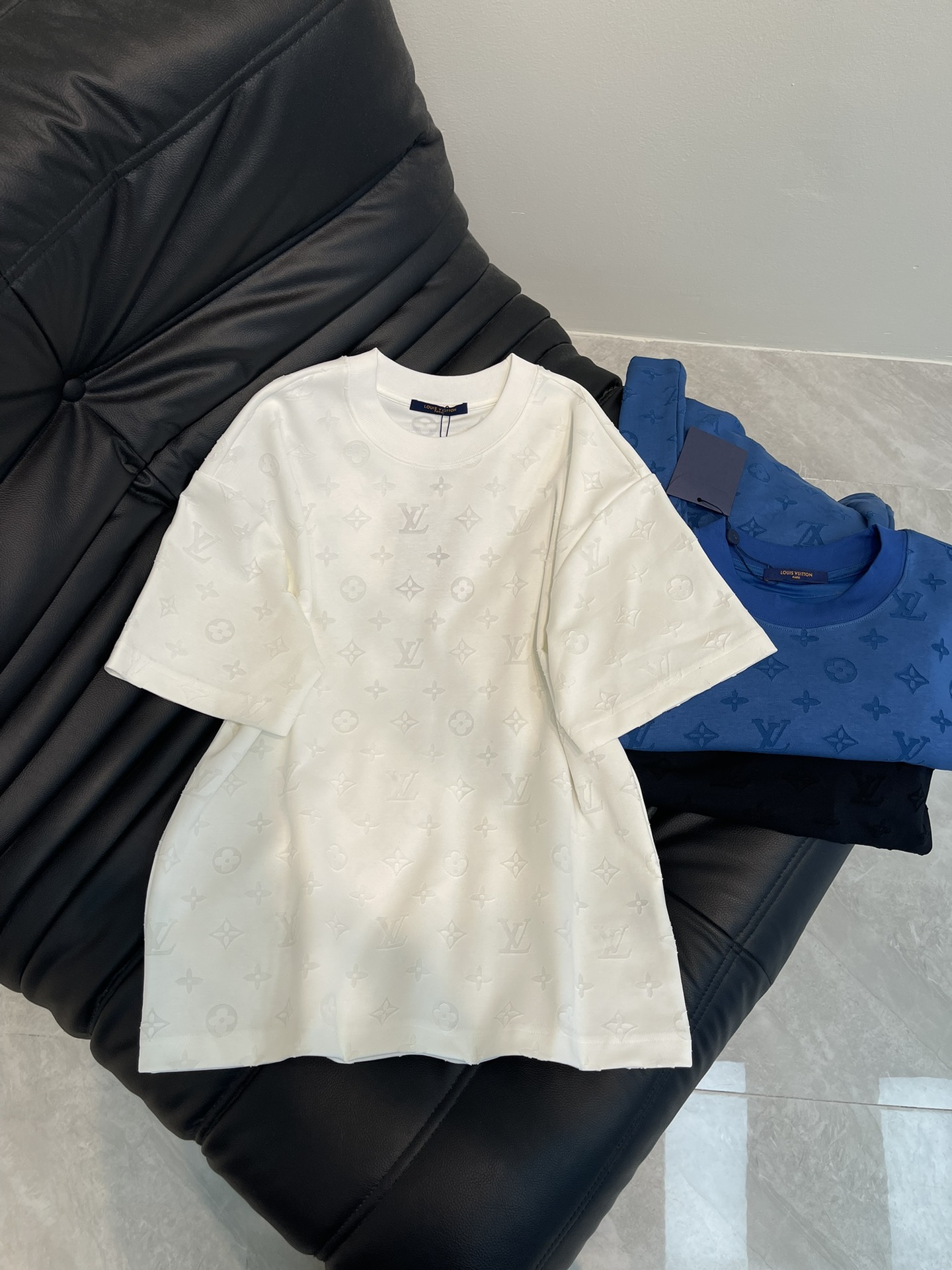 NO:695870,Louis Vuitto*26 new spring and summer new short-sleeved T-shirt with burnt letter logo all over the body. Classic logo pattern elements, customized pure cotton jacquard fabric, simple and elegant craftsmanship design, calm and versatile, perfectly integrated with fashion and style. A top fashionable style that is perfect for outer wear!  The whole thing gives people a natural feeling!  The ultimate classic and versatile style, the same style for men and women!  S-XL A,,louis vuitton,T-shirt,tees,t-shirt,19860909Louis Vuitto*26春夏新款满身切割烧花字母logo短袖T恤.经典logo图案元素,定制纯棉提花面料,工艺设计简约大方,从容百搭,完美融入时尚还有风情感.一款完美符合外穿的顶尖时髦气质款！整体给人浑然天成的感觉！极致经典的百搭型,男女同款！S-XL A,,louis vuitton,T-shirt,tees，t-shirt,,Women's clothing