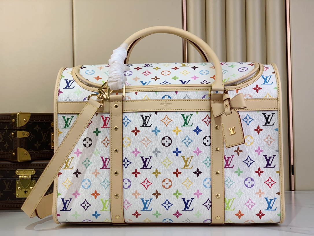 NO:620188,Top original order [LV XTM dog pet bag] M13741 (white color) This dog pet bag is made of Monogram Hx coated canvas, redesigned in the rainbow tones of the Louis Vuitton  32x23 cm (length x height x width) 125121450,,louis vuitton,louis vuitton,cowhide19860909顶级原单【LV XTM 犬用宠物包】M13741（白彩） 本款犬用宠物包取材Monogram Hx涂层帆布,以路易威登x村上隆再版系列的彩虹色调焕新设计,搭配蝴蝶结造型名牌.牛皮革饰边和侧面铆钉饰带彰显考究笔触,可拆卸软垫和透气网罩再添功能细节.顶部手柄和可调节肩带实现轻松背携. 尺寸44 x 32x23厘米(长度x高x宽) 125121450,,louis vuitton,louis vuitton,cowhide,Bag
