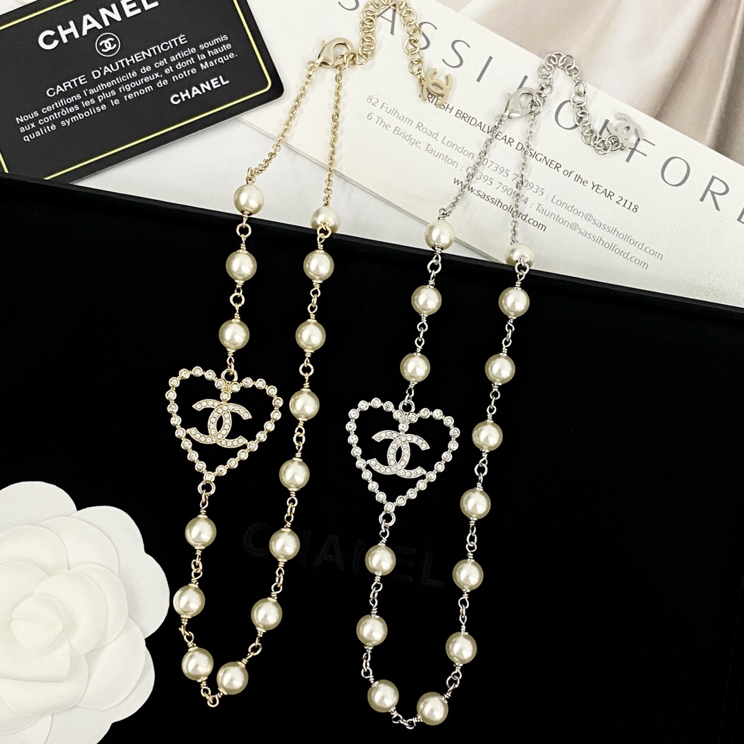  编码N1022   
🛍香奈儿项链热销🔥爆上新🆕🆕🆕
😎CHAN 25。  镂空爱心珍珠项链
🥸爱心水