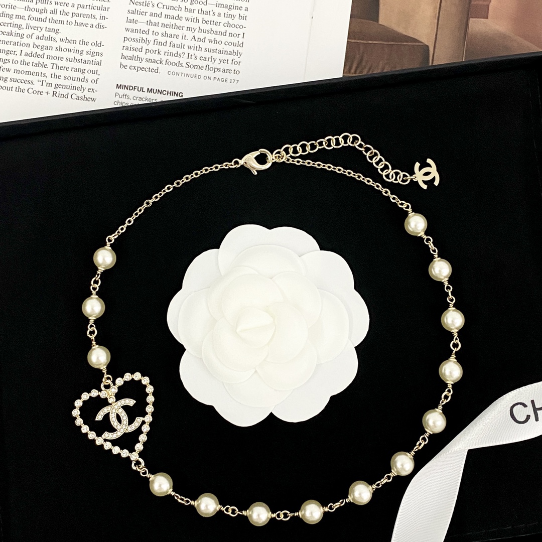  编码N1022   
🛍香奈儿项链热销🔥爆上新🆕🆕🆕
😎CHAN 25。  镂空爱心珍珠项链
🥸爱心水