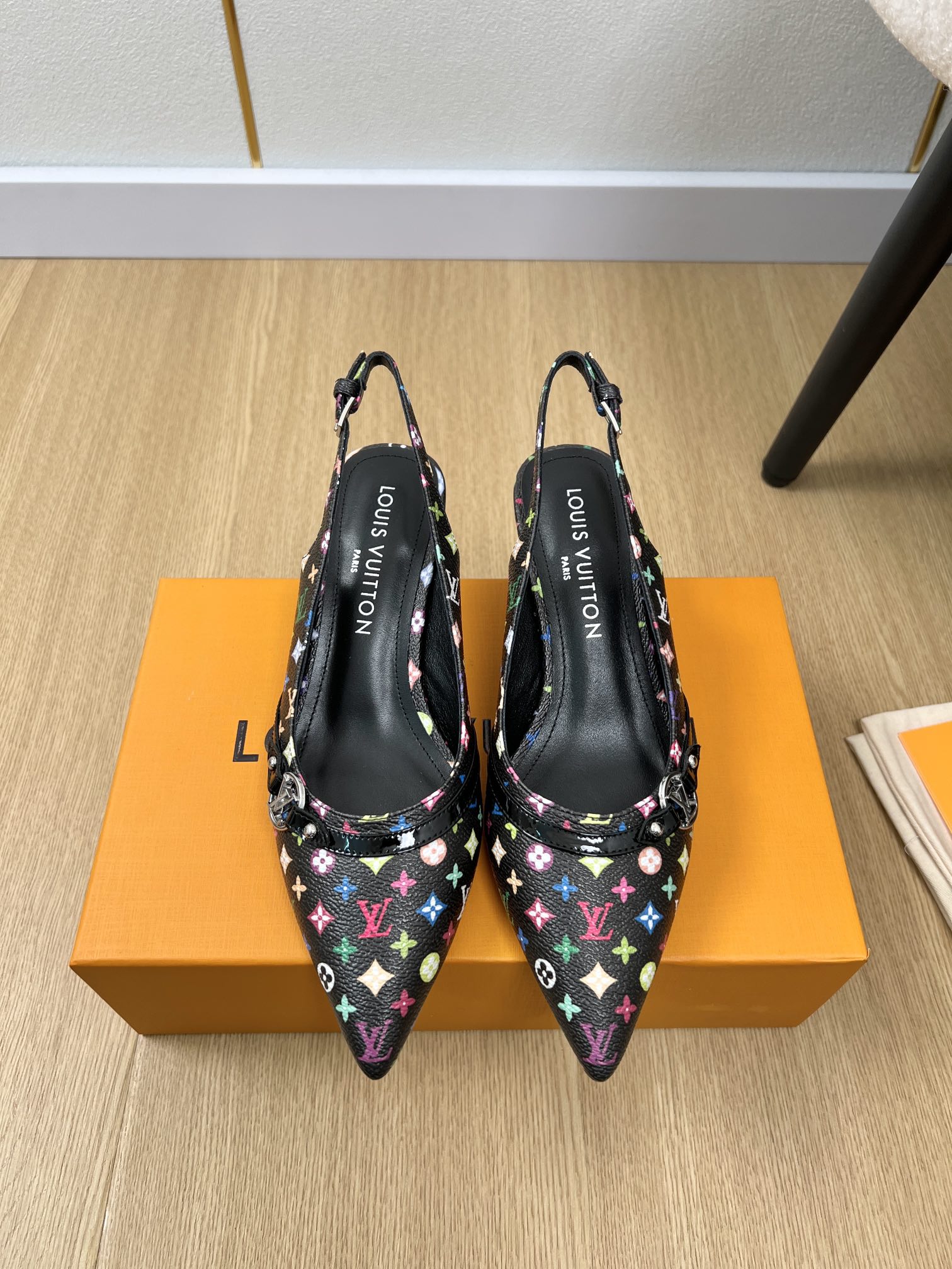 NO:259738,Louis Vuitton | L's spring and summer new product, the latest hit rainbow preschool pointed toe single shoes sandals series, Xiaohongshu is a popular model, this 6AM sandals are from Louis Vuitton × Takashi Murakami reprint series, which is a full Monogram pattern, making the brand's classic elements stretch the distinct aesthetic style of Japanese artist Takashi Murakami. The upper is embroidered with cowhide of cowhide of cowhide of leather, and the details of the bow add exquisite brushstrokes. Classic and versatile, the details are perfect and impeccable, the feet are super beautiful, sports and fashion coexist. A must-have item for home travel, a style that cannot be missed in this summer. The upper is imported customized presbyopia, inner sheepskin, outsole, Italian leather outsole, heel height 5cm, size 34-41 (34.40.41 customized), single shoes, louis vuitton, louis  vuitton, louis vuitton, sandals, cowhide, sheepskin, Leather soles19860909Louis Vuitton 路易威登| L家春夏新品 专柜最新爆款彩虹老花尖头单鞋凉鞋系列 小红书力推爆款,本款6AM 凉拖出自路易威登×村上隆再版系列,为全幅Monogram 图案浸染彩虹色调,令品牌经典元素舒展日本艺术家村上隆的鲜明美学风格.鞋面点缀饰钉牛皮革带,蝴蝶结细节再添考究笔触.经典百搭,细节完美无可挑剔,上脚超级好看 运动与时尚并存 居家旅行必备单品,这个夏天不可错过的款式 鞋面进口定制老花 内里羊皮 大底意大利真皮大底 跟高5cm 码数34-41（34.40.41定制）,单鞋,louis vuitton,louis vuitton,louis vuitton,sandals,cowhide,sheepskin,Leather soles,Women's Shoes