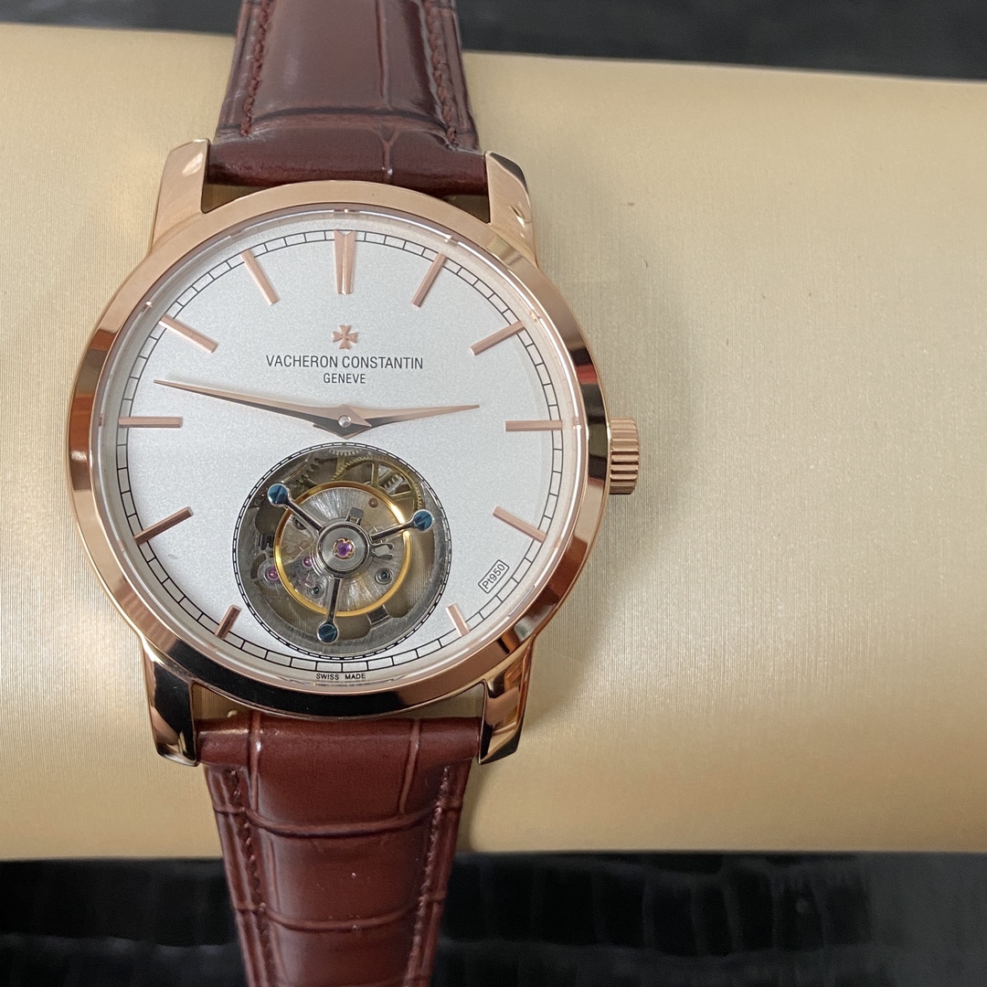 NO:148590,The 42mm Vacheron Constantin's new Traditionnelle Tourbillon watch has a brand new classic design, showing the harmonious integration of watchmaking tradition and modern aesthetics. The charming dark green sunburst dial, paired with a rod-shaped hour marker and a sword-shaped hand, highlights the contrasting beauty. The tourbillon at six o'clock rotates evenly, and the gentle and stable rhythm makes people calmly appreciate the tourbillon's graceful mechanical dance!  Collection and play level entry-level model, peak [strong] [strong] [strong], vacheron1986090942mm江诗丹顿全新Traditionnelle传袭系列陀飞轮腕表,经典设计焕然一新,展现出制表传统与现代美学的和谐相融,迷人的深绿色旭日纹表盘,搭配白金材质的棒状时标和剑形指针突显出对比美感,六点位的陀飞轮°均匀旋转,平缓而稳定的节奏,令人得以从容欣赏陀飞轮曼妙的机械之舞！收藏把玩级别入门款,上手即巅峰[强][强][强],,vacheron,Watch