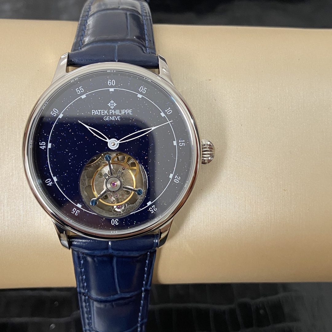 NO:148599,Why does 43mm watch king Patek Philippe have such a high reputation and status? It is entirely due to this starry coaxial tourbillon watch. The endless starry sky is out of reach. In the dark blue night sky, there are stars walking around. The tourbillon device represents the endless rotation of the planet. This extraordinary timepiece work demonstrates the Patek Philippe brand's superb watchmaking skills and the pioneering spirit of the field of super complex functions. With the charm of machinery and aesthetics, it cleverly integrates the operation of the universe into the rhythm of daily life, making our ordinary daily life unique!  ,,patek philippe1986090943mm表王—百达翡丽为何拥有如此高声誉和地位,全靠这款星空同轴陀飞轮腕表,一望无际的星空遥不可及,深蓝色的夜空里,散步着点点星辰,陀飞轮装置代表着生生不息的星球永不停歇的转动,这款非凡的时计作品,彰显了百达翡丽品牌精湛的制表技艺以及超卓复杂功能领域的开创精神,以机械与美学的魅力,将宇宙运转巧妙融合于日常生活的节奏当中,令我们平凡的日常生活别具一番趣味！,,patek philippe,Watch