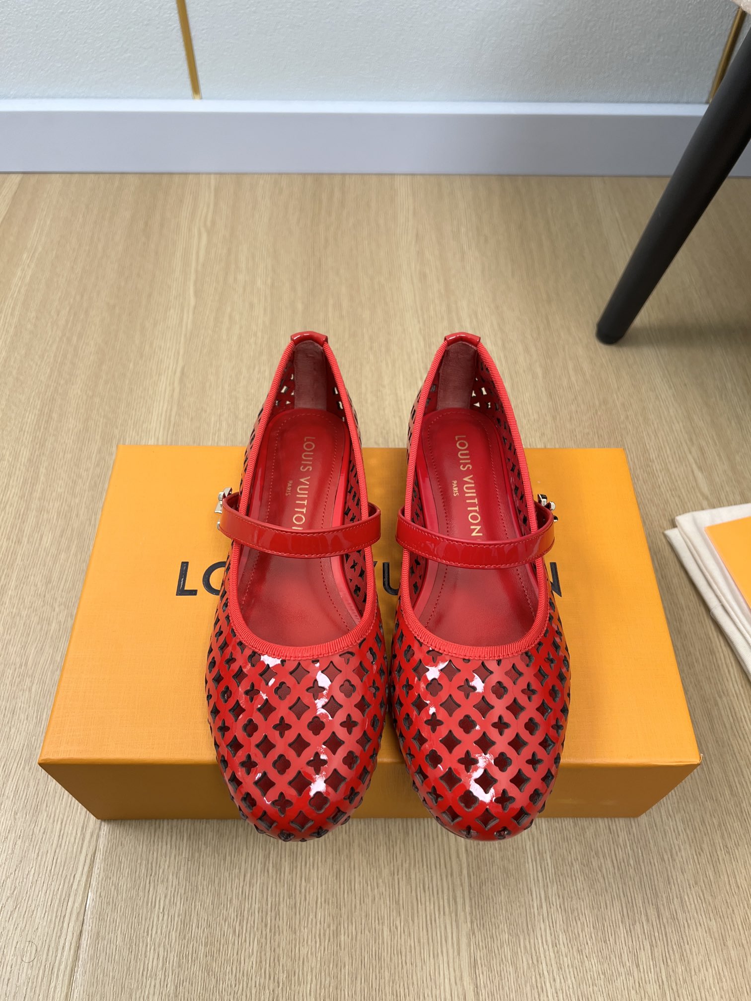 NO:259736,Louis Vuitton | L's spring and summer new products, the latest hit punched hollow round-toe single shoe series in the counter, Xiaohongshu is promoting the hit, this LV is a new old-fashioned style shoes look good!  Who knows this retro-like hollow print, low-key and elegant, loves it. The upper is decorated with carved, and the details add exquisite brushstrokes. Classic and versatile, the details are perfect and impeccable, the feet are super good-looking, sports and fashion coexist. A must-have item for home travel, a style that cannot be missed in this summer. The upper imported custom cow patent leather/cowhide, inner sheepskin, outsole Italian leather outsole, heel high flat sole, size 34-41 (34.40.41 customization), ballet shoes, louis vuitton, louis vuitton, louis vuitton, louis vuitton, louis vuitton, cowhide, sheepskin, Leather soles19860909Louis Vuitton 路易威登| L家春夏新品 专柜最新爆款冲孔镂空圆头单鞋系列 小红书力推爆款,本款LV 新出的老钱风鞋好好看！谁懂这种复古感满印镂空印花,低调又优雅,爱了爱了.鞋面点缀雕花,细节再添考究笔触.经典百搭,细节完美无可挑剔,上脚超级好看 运动与时尚并存 居家旅行必备单品,这个夏天不可错过的款式 鞋面进口定制牛漆皮/牛皮 内里羊皮 大底意大利真皮大底 跟高平底 码数34-41（34.40.41定制）,芭蕾舞鞋,louis vuitton,louis vuitton,louis vuitton,louis vuitton,cowhide,sheepskin,Leather soles,Women's Shoes