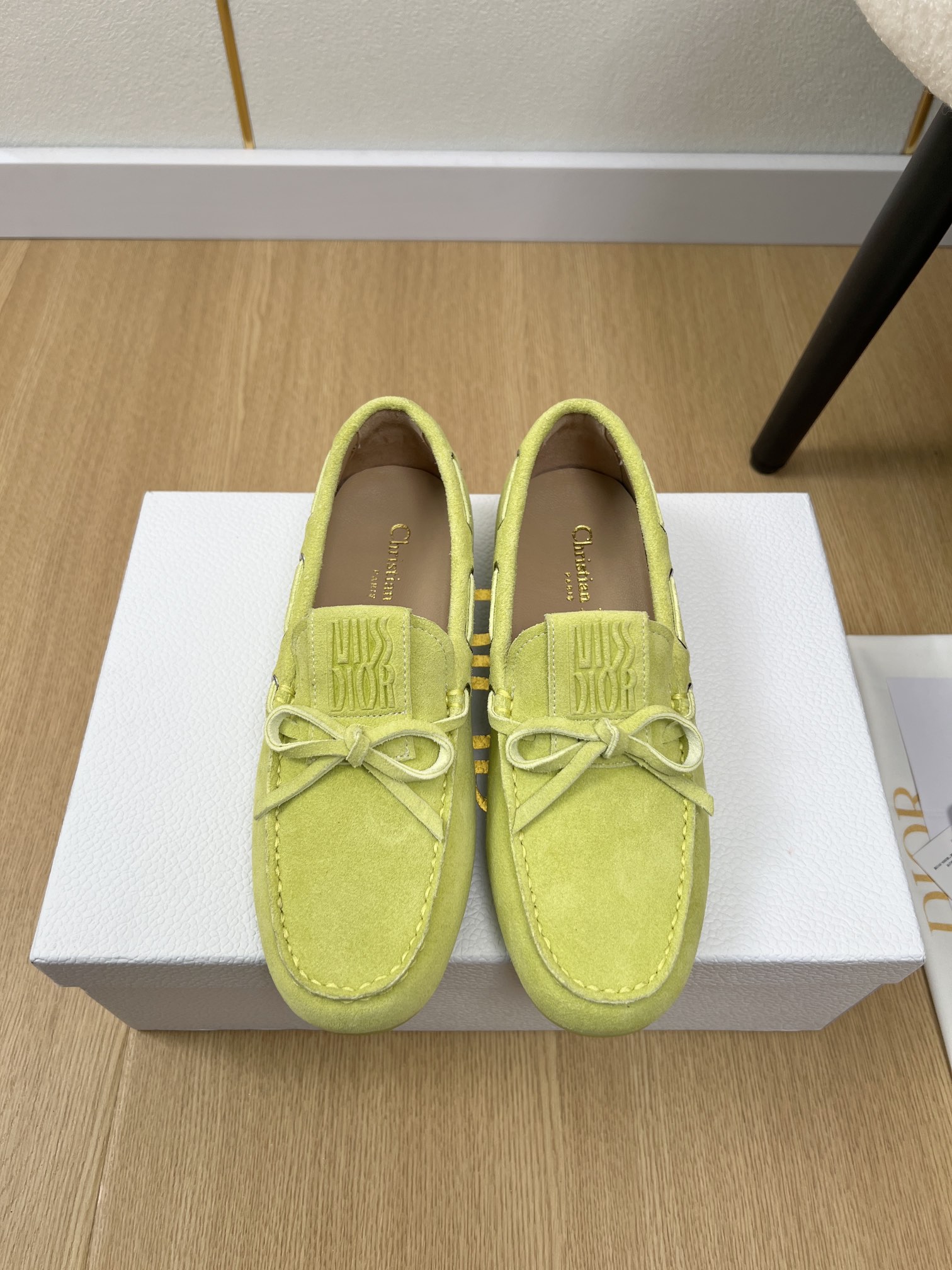 NO:259734,Dior | D family spring and summer new products, new styles of hot bow loafers, bean shoes, casual shoes series ~ Original purchase and development, making products. This Miss Dior Street loafers are from Miss Dior limited series, reinterpreting Dior's main items, showing modern and elegant temperament. The gray suede cowhide upper, the tongue is decorated with Miss Dior embossed logo, and matched with the same color sole, which is very comfortable. It can add a classic style to all kinds of looks, and can also be matched with other items in the Miss Dior limited series to create matching shapes [celebration] [celebration] [celebration] upper Original custom imported beef velvet inner sheepskin footbed sheepskin outsole original open mold outsole size number  35-41 (40.41 customization), loafers, dior, dior, dior, loafers, cowhide, sheepskin19860909Dior迪奥 |  D家春夏新品 专柜新款爆款蝴蝶结乐福鞋 豆豆鞋 休闲鞋系列～ 原版购入开发 做货 这款 Miss Dior Street 乐福鞋来自 Miss Dior 限定系列,重新诠释 Dior 主打单品,彰显现代优雅气质.灰色绒面牛皮革鞋面,鞋舌饰以 Miss Dior 压花标志,搭配同色调鞋底,舒适非凡.可为各式造型增添经典风格,亦可与 Miss Dior 限定系列的其他单品搭配,打造配套造型[庆祝][庆祝][庆祝] 鞋面 原版定制进口牛反绒 内里 羊皮 垫脚 羊皮 大底 原版开模大底 码数 35-41（40.41定制）,乐福鞋,dior,dior,dior,loafers,cowhide,sheepskin,Women's Shoes