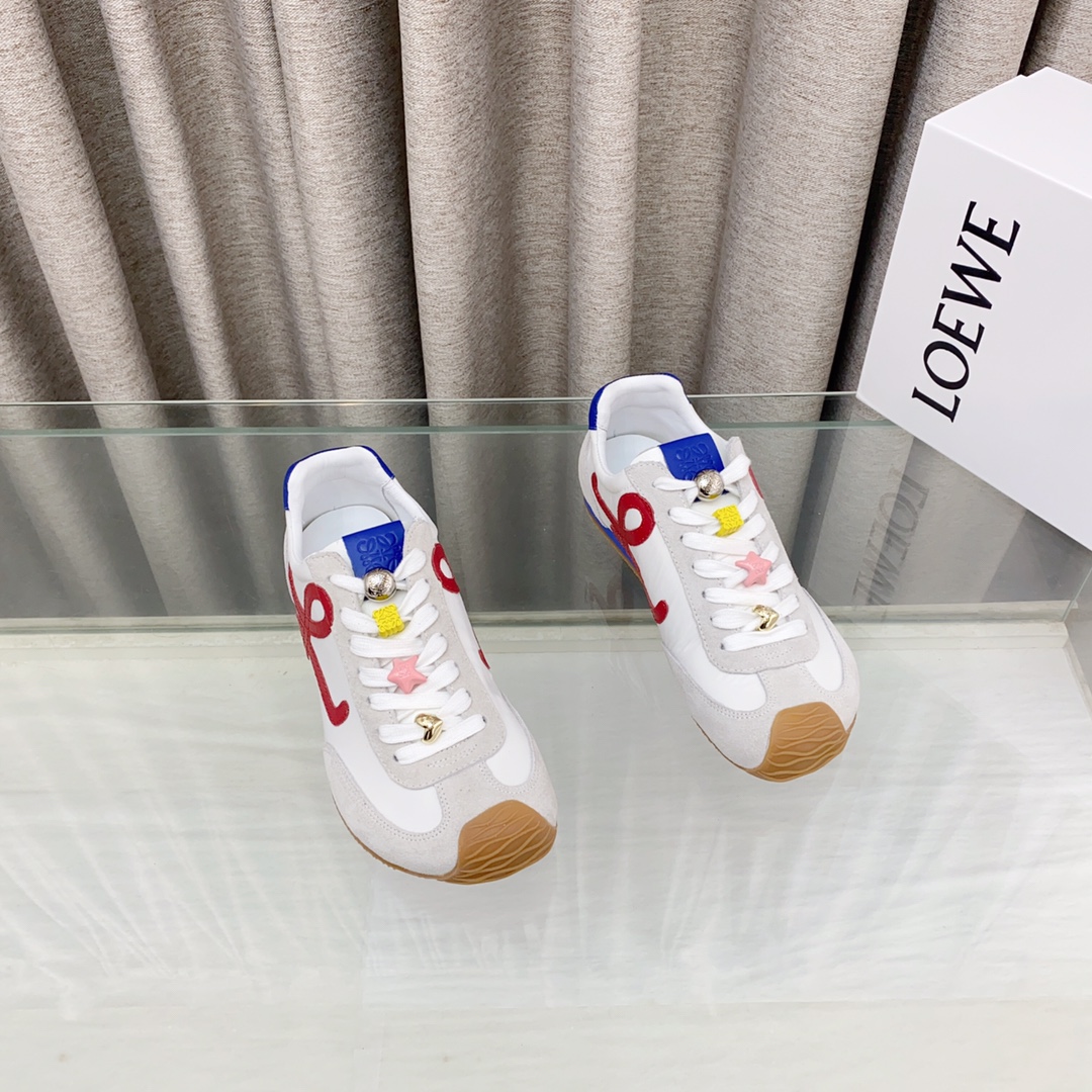 NO:414167,With buttons 10 Loew 25ss new Paris fashion balletrunne ballet sneakers Forrest Gump shoes classic love at first glance!  The minimalist style of splicing is really the ultimate!  It's so versatile. You can wear it casually and be very high-end and light, and you can go shopping without any pressure!  It is invincible and comfortable to wear on your feet, light and without weight. I really love it when I go out!  There is a little bit of heightening without hitting the feet. The upper cowhide splicing original fabric. The inner sheepskin. The sole is original wear-resistant rubber combination outsole. Size 35-40 (40 women's customization) for men. 39-45 (45 men's customization), casual shoes/sports shoes, loewe, loewe, sneakers, cowhide, sheepskin19860909配扣子10 Loew罗意威25ss新款巴黎时装 balletrunne芭蕾运动鞋 阿甘鞋 经典一眼就爱上的！拼接的极简风格真的做到极致！实在太百搭,随便穿搭就可以很高级,很轻便,逛街暴走无压力！ 上脚无敌舒适,轻盈无负重感,出街真的爱了！不打脚还有点小增高 鞋面牛皮拼接原版布料 内里羊皮 鞋底原版耐磨橡胶组合大底 Size 35-40（40女定制）男 39-45 (45男定制),休闲鞋/运动鞋,loewe,loewe,sneakers,cowhide,sheepskin,Women's Shoes