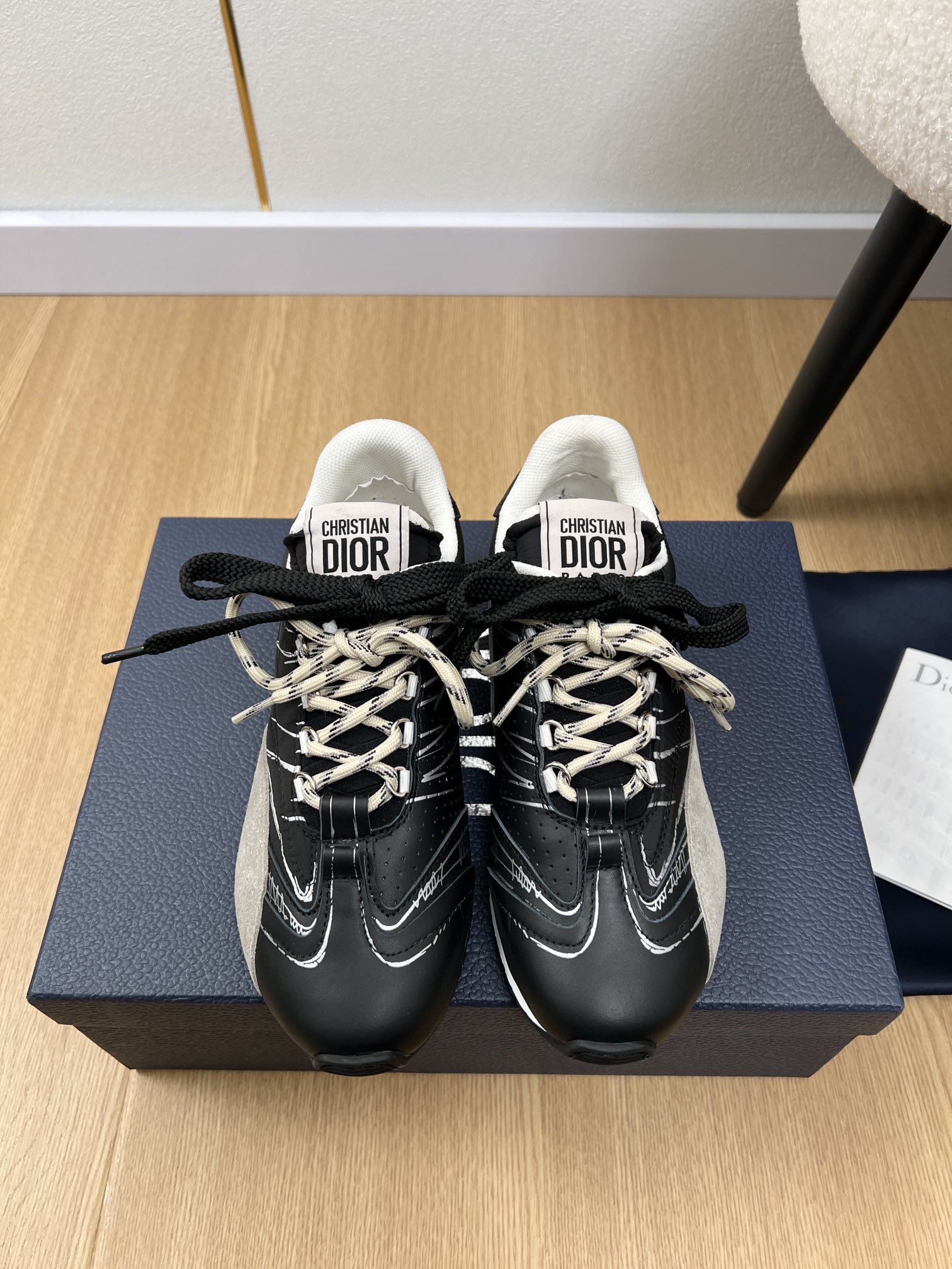 NO:259726,High-version couple model Dior Dior | 2025 D Home 2025 Spring and Summer New Products, the latest hit D-Sketch series of counters, graffiti sketched shoes, casual sports shoes series, original purchase and development, this Dior Graffiti De Training Shoes are carefully made of white nylon and cowhide leather, decorated with printed logo inspired by the shoe production stage, paired with beige suede cowhide leather inserts and pair of shoelaces. The sides are decorated with handwritten Christian Dior Paris logo, and the heel and tongue are decorated with Christian Dior Paris logo inserts and signs. Paired with a two-color slim rubber sole, it makes it more refined, adding a high-order temperament to various casual looks!  Original imported cowhide leather inner lining original customized breathable inner lining original mold opening non-slip rubber outsole heel height 2cm size number for women 35-40 men 40-45 (female 40 men 45 custom) women 10, casual shoes/sports shoes, dior, dior, dior, sneakers, cowhide19860909高版本情侣款 Dior迪奥 | 2025 D家2025春夏新品 专柜最新爆款D-Sketch系列 涂鸦素描德训鞋休闲运动鞋系列 原版购入开发做货这款迪奥涂鸦德训鞋采用白色尼龙和牛皮革精心制作,饰以灵感源自鞋履制作阶段的印花标志,搭配米色绒面牛皮革镶片和双鞋带.侧面饰以手写风格的Christian Dior Paris标志,鞋跟和鞋舌点缀以Christian Dior Paris标志镶片和标牌.搭配双色纤薄橡胶鞋底更显精致,可为各式休闲造型增添高订气质！ 鞋面原版进口头层牛皮 内里原版定制透气内里 大底原版开模防滑橡胶大底  跟高2cm 码数女35-40男40-45（女40男45定制） 女款 男款10,休闲鞋/运动鞋,dior,dior,dior,sneakers,cowhide,Women's Shoes