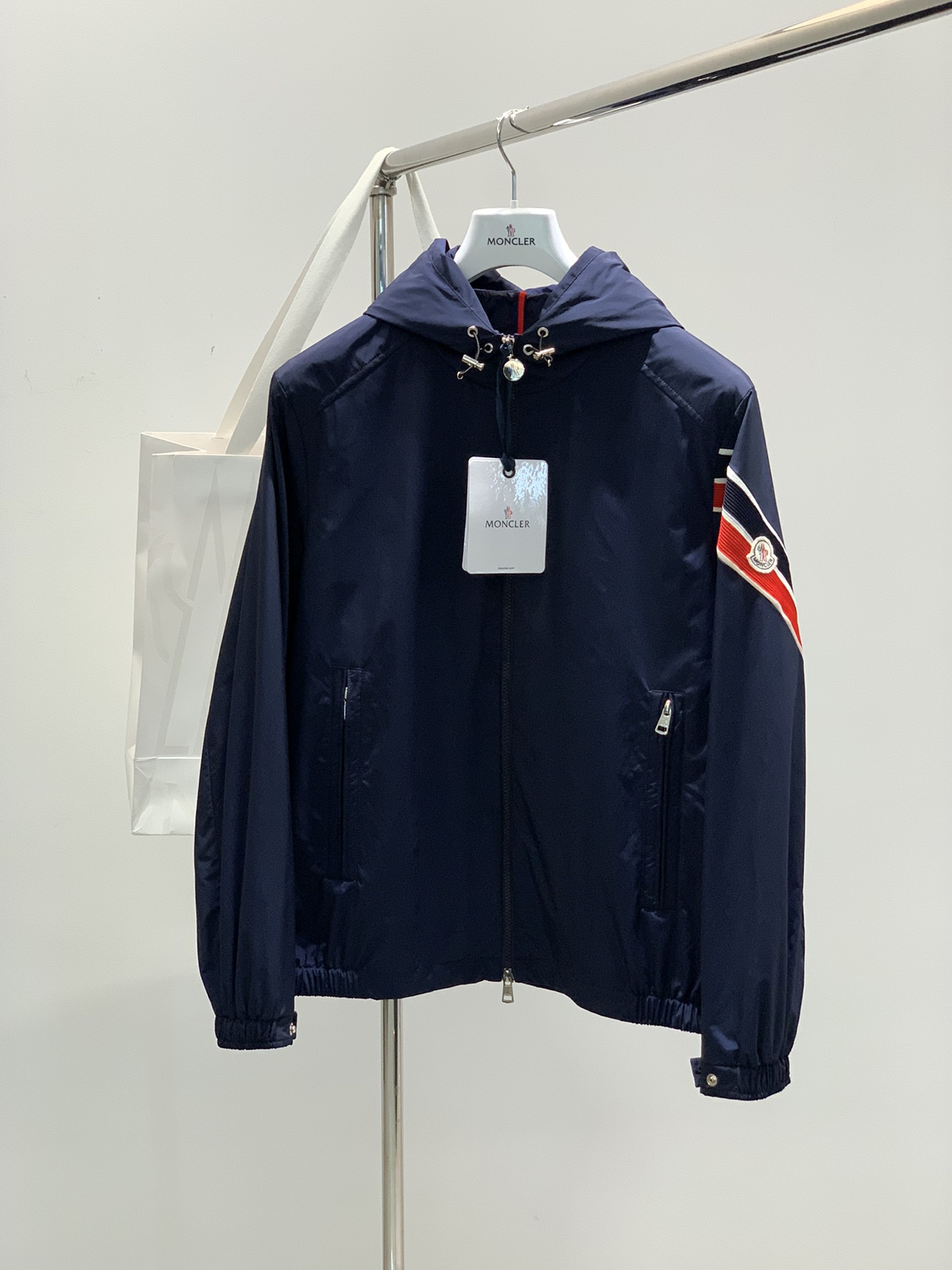 PEQ，Moncler 蒙口，春季最新品，专柜同步有售，原单狠货，时尚休闲连帽外套，上身舒适！吸睛而有亮点，采用进口原版面料，顶级刺绣工艺字母图案logo，原版五金辅料装饰，简单而不失时尚，上身时尚帅气，码数：M-XL