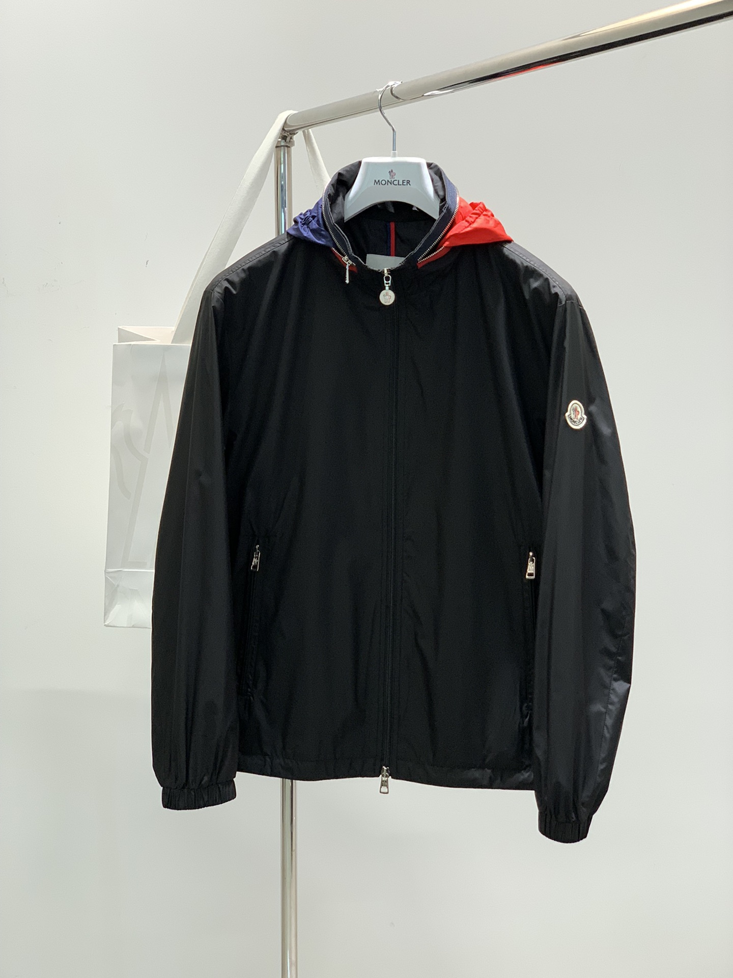 PEW，Moncler 蒙口，春季最新品，专柜同步有售，原单狠货，时尚休闲连帽外套，上身舒适！吸睛而有亮点，采用进口原版面料，顶级刺绣工艺字母图案logo，原版五金辅料装饰，简单而不失时尚，上身时尚帅气，码数：M-XL