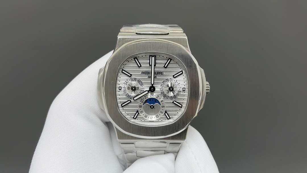 NO:392802,Patek Philippe/1G-001--Super complex multi-function Nautilus debuted. The first Nautilus complex watch launched so far is to create a casual sports watch with super complex technology. 1 Small body panels with large energy of 40MM. All the following functions are: the window on the left displays the year, the window on the right displays the month, the window on the right displays the week, the month at 9 o'clock, and the moon phase display disc at 6 o'clock. 2 The movement uses a replica Cal. automatic winding movement, which perfectly interprets the functions while realizing the appearance. 3 The modification master independent watchmaker participates in the customization of the modified dial color, giving the unique watch an interesting soul!  PP Factory's craftsmanship masterpieces welcome to taste it, patek philippe19860909百达翡丽/1G-001--超复杂多功能鹦鹉螺重磅登场,迄今推出的首款Nautilus复杂腕表,以超复杂的工艺技术打造休闲运动腕表. 1小身板大能量40MM 尽揽以下功能∶左边窗口位置显示年份,右边窗口位置显示月份、9点位置处是星期、3点位置处是月份以及6点位置处是24小时与月相显示盘. 2机芯采用复刻版Cal.自动上链机芯,在实现外观的逼真前提下,功能一并完美诠释. 3改装大师独立制表人,倾情参与定制改装表盘颜色,给予独一无二的腕表增添有趣的灵魂！ PP Factory匠心力作 欢迎各位表友品鉴,,patek philippe,Watch
