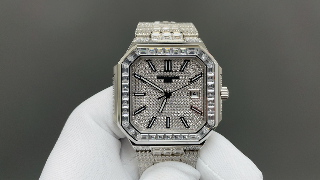 新款来了，满钻百达，独特的镶钻技术
百达翡丽🌐 CUBITUS系列 5821/1A-001
探索奢华与精湛工艺的完美结合

×精钢材质和钻石的完美搭配，把华丽感与运动感结合在一起十分巧妙。一颗颗精美的钻石被镶嵌在表壳上，交相辉映出一种美丽的光芒。

×镜面采用抗刮花，耐磕碰的蓝宝石水晶玻璃。3点位设有日历窗口，搭配经典的大三针设计，不会显得复杂多余。

×无论外观或是性能都是一丝不苟，完美的控制了表头的厚度。全新升级，品牌举世闻名超凡珠宝满天星完美结合，这款豪华百达翡丽腕表独特及富有魅力设计，是展现完美工艺的升华之作🌐