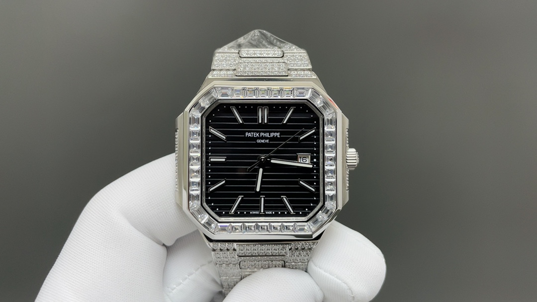 新款来了，满钻百达，独特的镶钻技术
百达翡丽🌐 CUBITUS系列 5821/1A-001
探索奢华与精湛工艺的完美结合

×精钢材质和钻石的完美搭配，把华丽感与运动感结合在一起十分巧妙。一颗颗精美的钻石被镶嵌在表壳上，交相辉映出一种美丽的光芒。

×镜面采用抗刮花，耐磕碰的蓝宝石水晶玻璃。3点位设有日历窗口，搭配经典的大三针设计，不会显得复杂多余。

×无论外观或是性能都是一丝不苟，完美的控制了表头的厚度。全新升级，品牌举世闻名超凡珠宝满天星完美结合，这款豪华百达翡丽腕表独特及富有魅力设计，是展现完美工艺的升华之作🌐