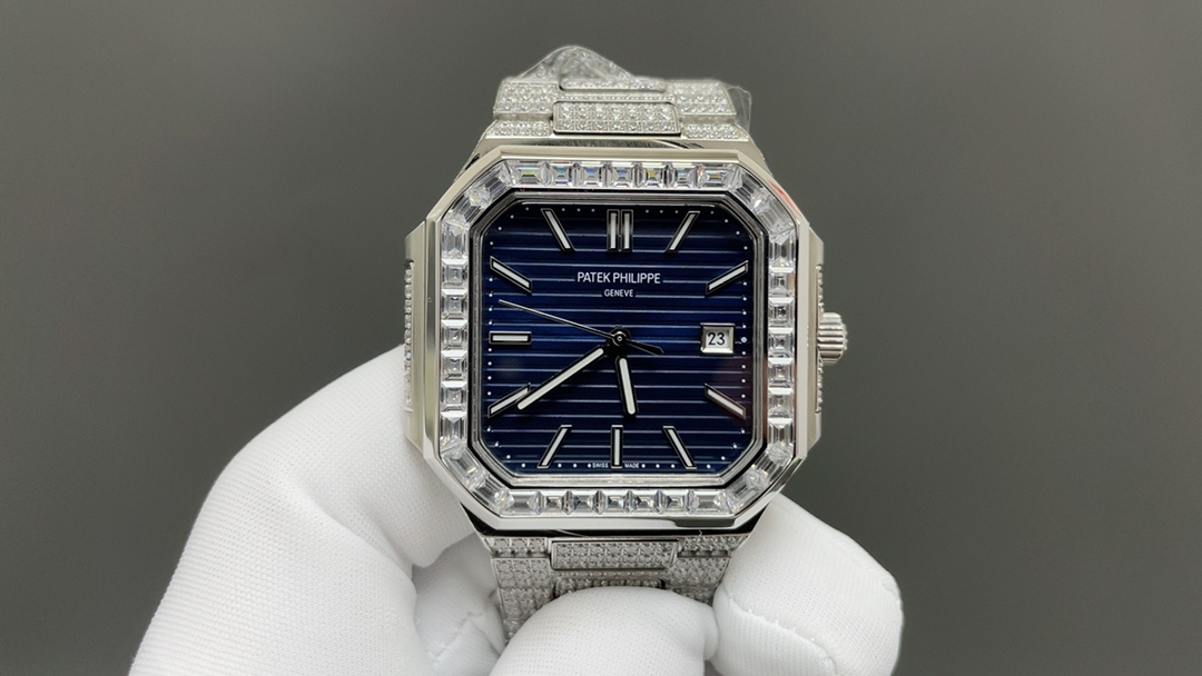 新款来了，满钻百达，独特的镶钻技术
百达翡丽🌐 CUBITUS系列 5821/1A-001
探索奢华与精湛工艺的完美结合

×精钢材质和钻石的完美搭配，把华丽感与运动感结合在一起十分巧妙。一颗颗精美的钻石被镶嵌在表壳上，交相辉映出一种美丽的光芒。

×镜面采用抗刮花，耐磕碰的蓝宝石水晶玻璃。3点位设有日历窗口，搭配经典的大三针设计，不会显得复杂多余。

×无论外观或是性能都是一丝不苟，完美的控制了表头的厚度。全新升级，品牌举世闻名超凡珠宝满天星完美结合，这款豪华百达翡丽腕表独特及富有魅力设计，是展现完美工艺的升华之作🌐