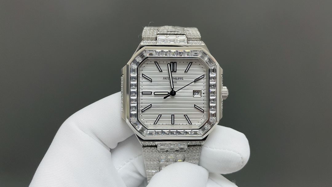 新款来了，满钻百达，独特的镶钻技术
百达翡丽🌐 CUBITUS系列 5821/1A-001
探索奢华与精湛工艺的完美结合

×精钢材质和钻石的完美搭配，把华丽感与运动感结合在一起十分巧妙。一颗颗精美的钻石被镶嵌在表壳上，交相辉映出一种美丽的光芒。

×镜面采用抗刮花，耐磕碰的蓝宝石水晶玻璃。3点位设有日历窗口，搭配经典的大三针设计，不会显得复杂多余。

×无论外观或是性能都是一丝不苟，完美的控制了表头的厚度。全新升级，品牌举世闻名超凡珠宝满天星完美结合，这款豪华百达翡丽腕表独特及富有魅力设计，是展现完美工艺的升华之作🌐