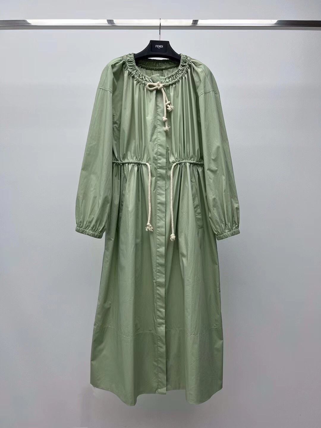 “JS Symbolism in P920 Long-Sleeve Female Suit by Gil Sande” - 图片 1