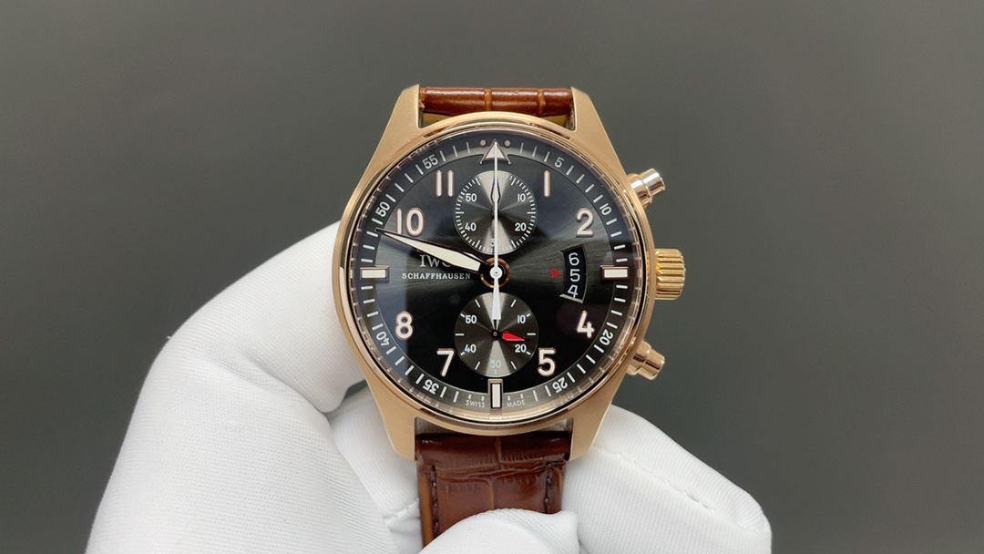 NO:339283,The White Gold IWC Spitfire Pilot Chronograph Watch corrects all shortcomings in the market version. Our factory has a number of IWC core technologies and has accumulated reproduction experience, just to bring the ultimate experience of authentic Swiss products!  Like the original, special metal is added, and the movement is powered by Dandong movement. The hours, minutes, date display and chronograph functions are all available. [Watch Buckling] IWC-style classic butterfly buckle made of the same material as the authentic one, equipped with pure hand-stitched Italian calf strap. Extremely restored and perfect experience!  Taste together. Sincere masterpiece IWC—IW387902!  !  !  Please identify the exclusive quality, iwc19860909白 金 IWC万国喷火战机飞行员计时腕表,修正市面版本的所有不足.本厂拥有多项IWC核心技术和积累了复刻经验,只为带来瑞士正品的极致体验！和原装一样加入了特殊的金属,机芯】采用功能强大而稳定的丹东机芯.时分秒,日期显示和计时码表功能一一俱全.【表带扣】与正品一致材质打造的IWC式经典蝴蝶扣,配备纯手工缝线意大利小牛表带.极致还原,完美体验！共同品鉴.诚意大作IWC——IW387902！！！请认准独家品质,,iwc,Watch