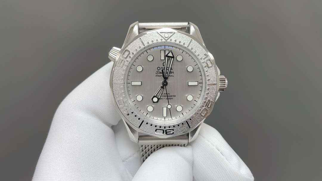 NO:392818,【ER's new masterpiece is ingeniously inherited by OMEGA Omega 007-Seamaster Diver 300M】Exclusive customized version!  The only version of the market, the back cover version, the fine grinding mesh belt, and the head is consistent with the original version!  Details are in place!  The case is made of 904 stainless steel, polished and shining, strong and wear-resistant, not easy to oxidize, and will still be as bright as new when worn for a long time!  Hand-made fine grinding crystal sapphire pot cover glass, shiny and scratch-resistant, not ordinary glass coating!  Exclusively customized 8806 dual T movement, the functions are the same as the original version, and the kinetic energy is super long and 72 hours!  More stable!  The exquisite black silver dial is paired with hollow rhodium-plated hour and minute hands, which contrasts with the aluminum 'lollipop' minute hands covered with white paint!  Bezel and dial color pair, top-level ice blue luminous display!  ER high-quality products are available in limited edition, the same style as James Bond star, welcome to taste it!  Give the original Buddha tape watch strap once you place an order, omega19860909【ER全新力作匠心传承OMEGA欧米茄007-Seamaster Diver 300M】独家定制版本！ 市场唯一对版版本,后盖对版,精磨网带,头粒与原版一致！细节到位！ 表壳采用904精钢材质,抛光闪耀,坚固耐磨、不易氧化,长久佩戴依旧光采如新！ 手工精磨水晶蓝宝石锅盖玻璃,闪亮耐刮,非普通玻璃镀膜！ 独家定制8806双T机芯,功能与原版一致,超长72小时动能！更稳定！ 精美的黑色银色表盘搭配镂空镀铑时针和分针,与覆以白色漆面的铝质“棒棒糖”分针形成属目对比！表圈、表盘颜色对版,顶级冰蓝夜光显示！ ER精品限量发售,詹姆斯邦德明星同款,欢迎品鉴！下单即送原版佛胶带表带一副,,omega,Watch